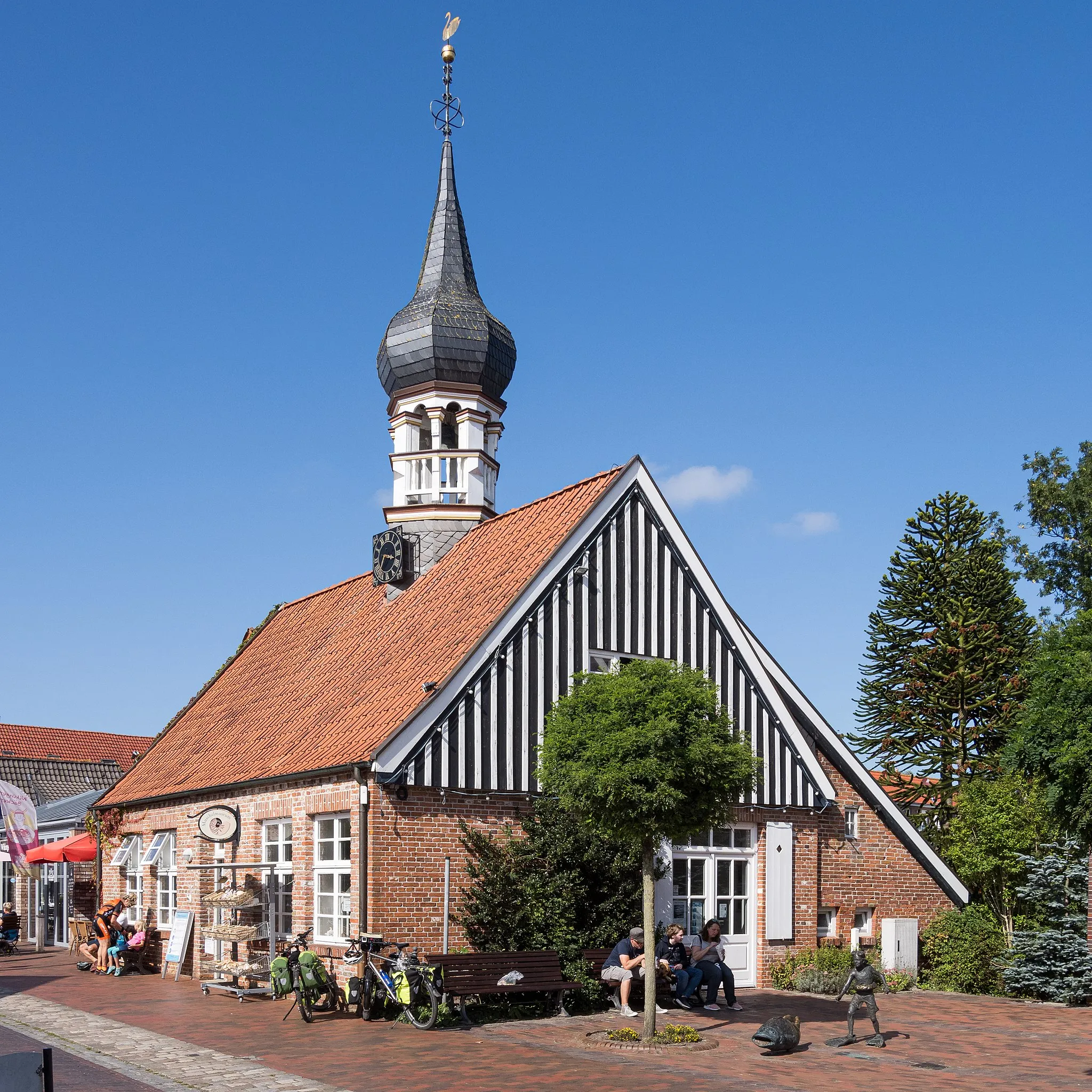 Photo showing: Hooksiel (Gemeinde Wangerland): Altes Rathaus aus der 2. Hälfte des 18. Jahrhunderts, in 2021 als Muschelmuseum genutzt.