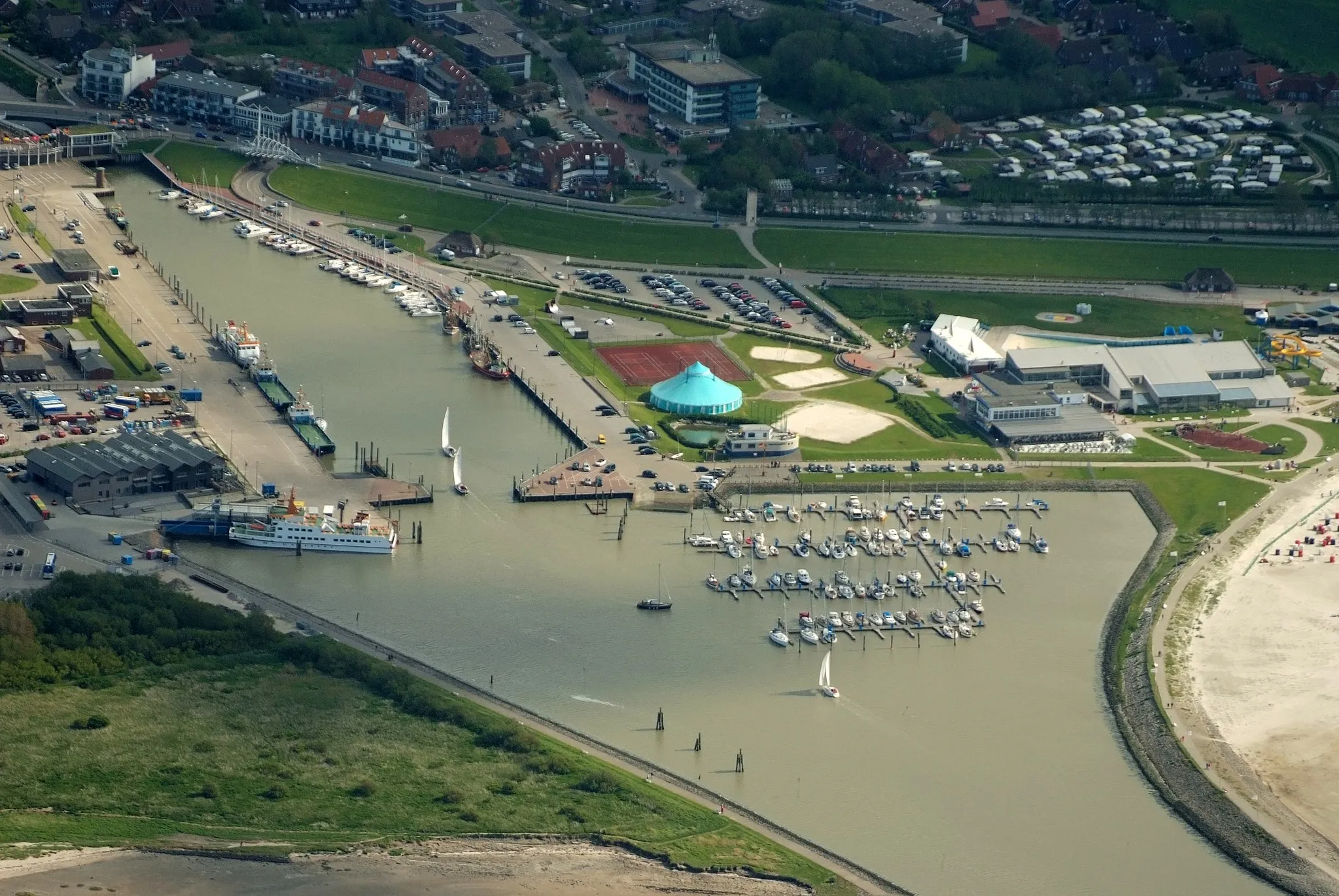 Photo showing: Hafen von Bensersiel
Fotoflug vom Flugplatz Nordholz-Spieka über Bremerhaven, Wilhelmshaven und die Ostfriesischen Inseln bis Borkum