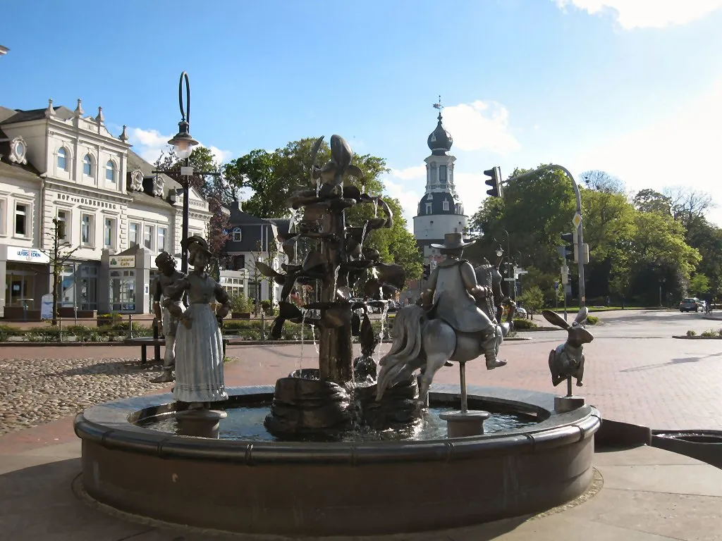 Photo showing: Der Sagenbrunnen in Jever; Künstler: Bonifatius Stirnberg.