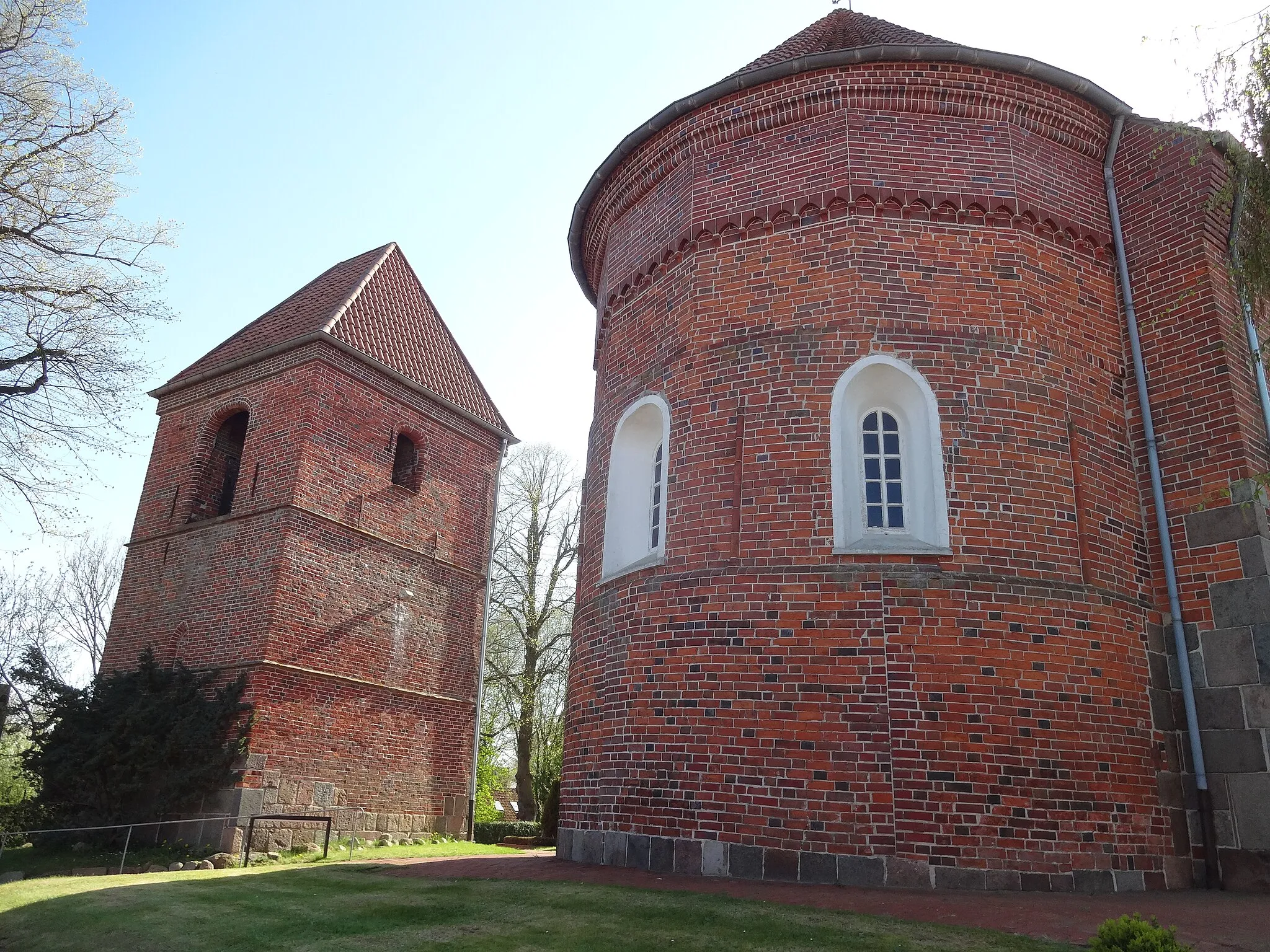 Photo showing: Kirche Zum Heilig Kreuz und St. Peter mit separat stehendem Glockenturm in Cleverns