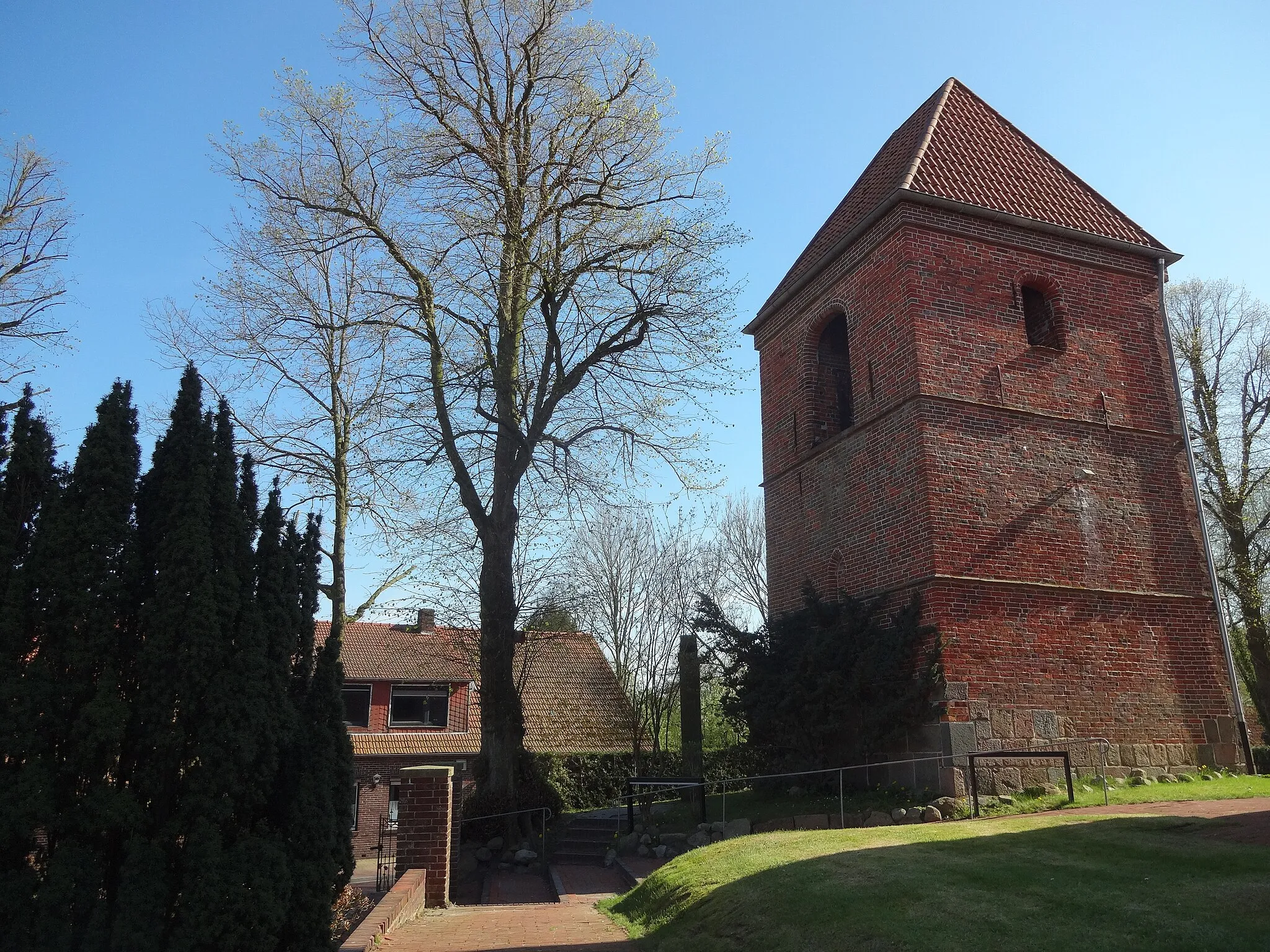 Photo showing: Kirche Zum Heilig Kreuz und St. Peter mit separat stehendem Glockenturm in Cleverns