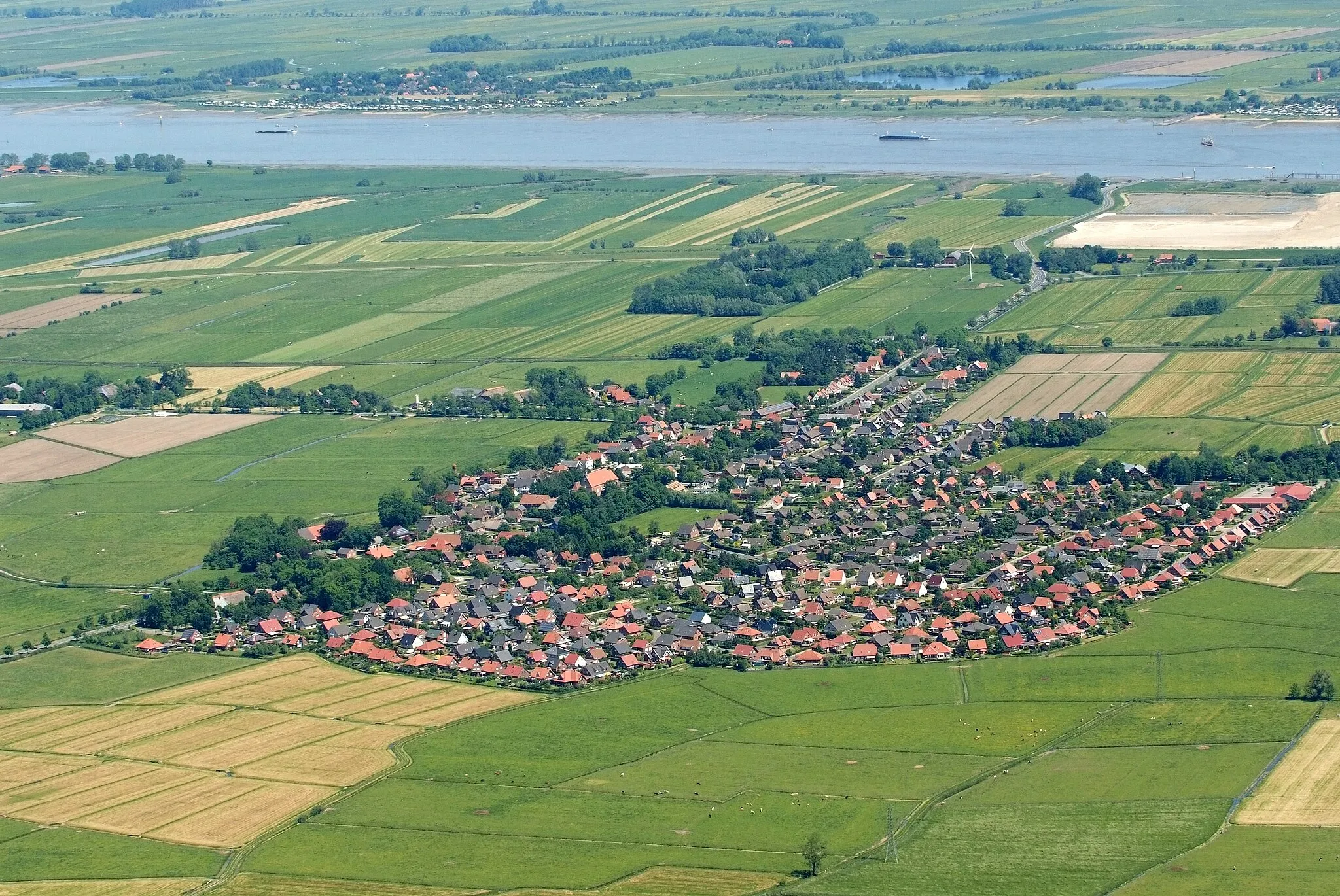 Photo showing: Golzwarden bei Brake
Fotoflug vom Flugplatz Nordholz-Spieka über Cuxhaven und Wilhelmshaven