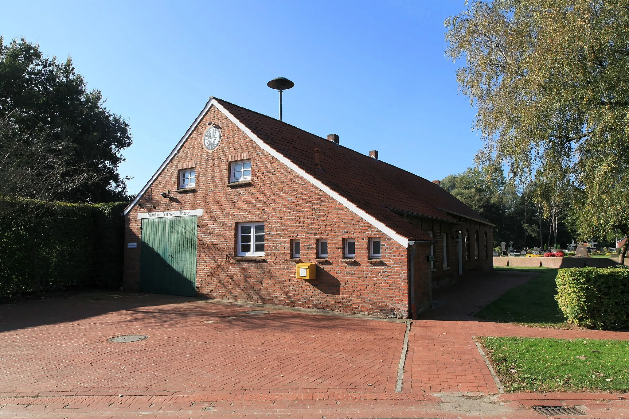 Photo showing: Freiwillige Feuerwehr Rhaude in der ehemaligen Rhauder Schule, Dorfstraße 50 in Rhaude, Rhauderfehn