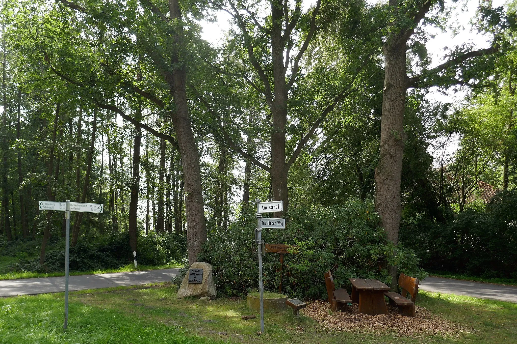 Photo showing: Place in Harbern II with the 3 foundation oaks from 1948.