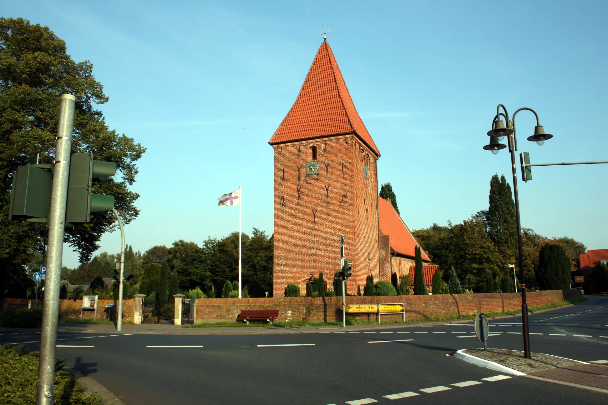 Photo showing: Backsteinkirche in Stuhr aus dem 13. Jahrhundert