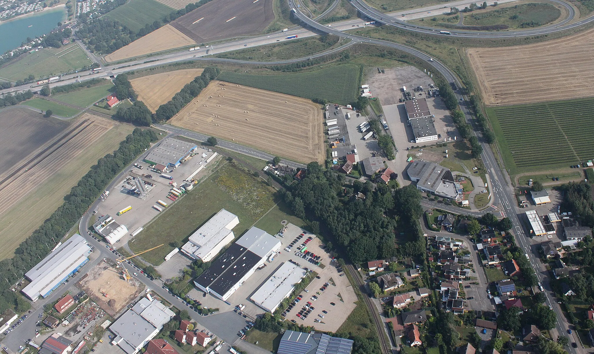 Photo showing: Luftaufnahme; entlang der A1 (auf der Südseite) vom  Dreieck Stuhr in Richtung Osten,
bis zur Abfahrt Brinkum