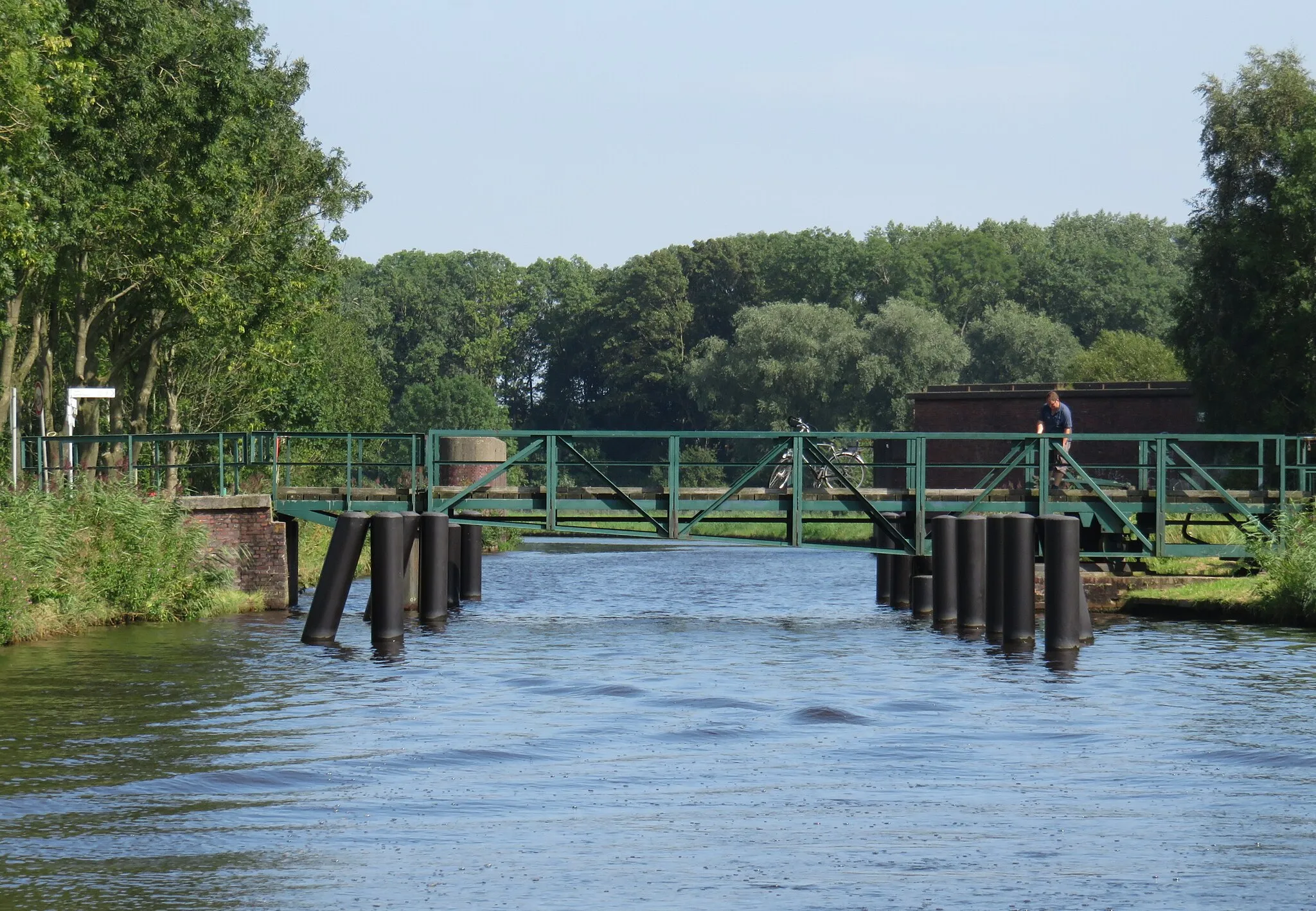 Photo showing: Die Rad- und Fußgängerbrücke Middelsfähr über den Ems-Jade-Kanal