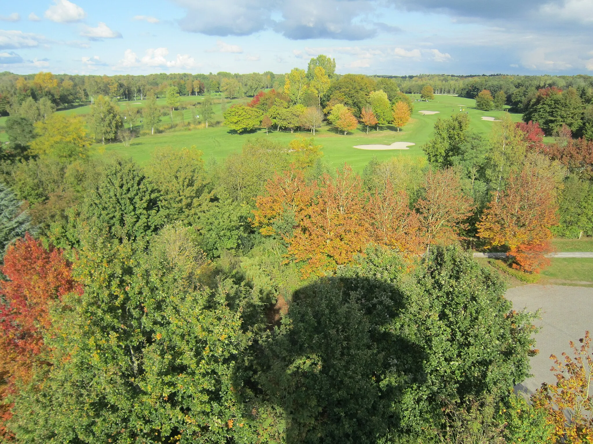 Photo showing: Golfplatz in Rostrup (Landkreis Ammerland in Niedersachsen), vom Aussichtsturm im Park der Gärten aus betrachtet (Blickrichtung Nordosten)