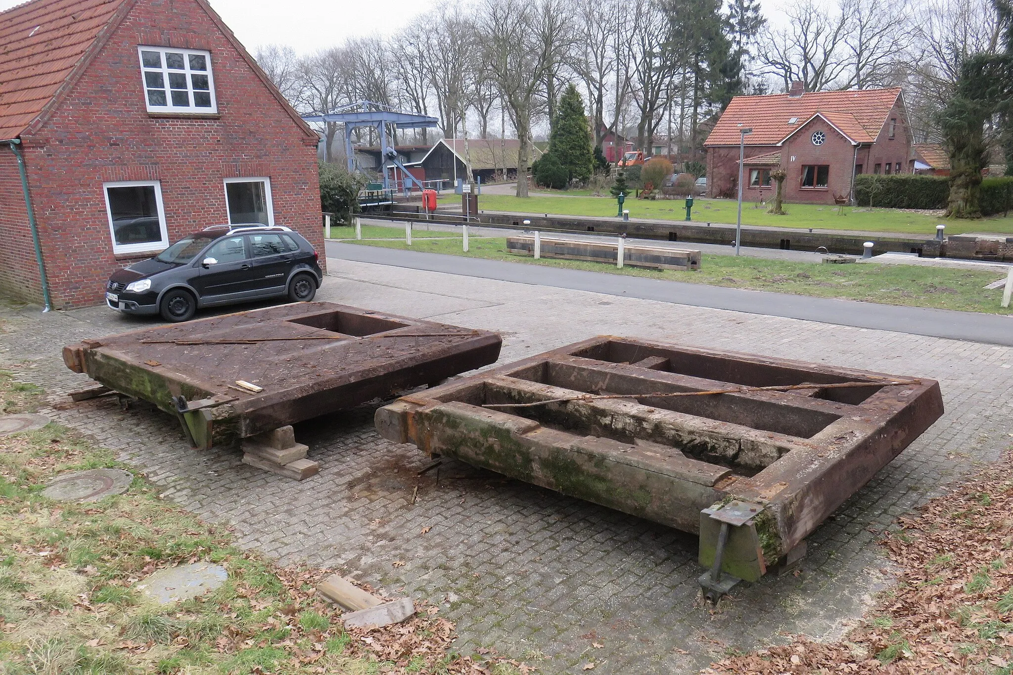 Photo showing: Removed lock gates of the Wiesede canal lock