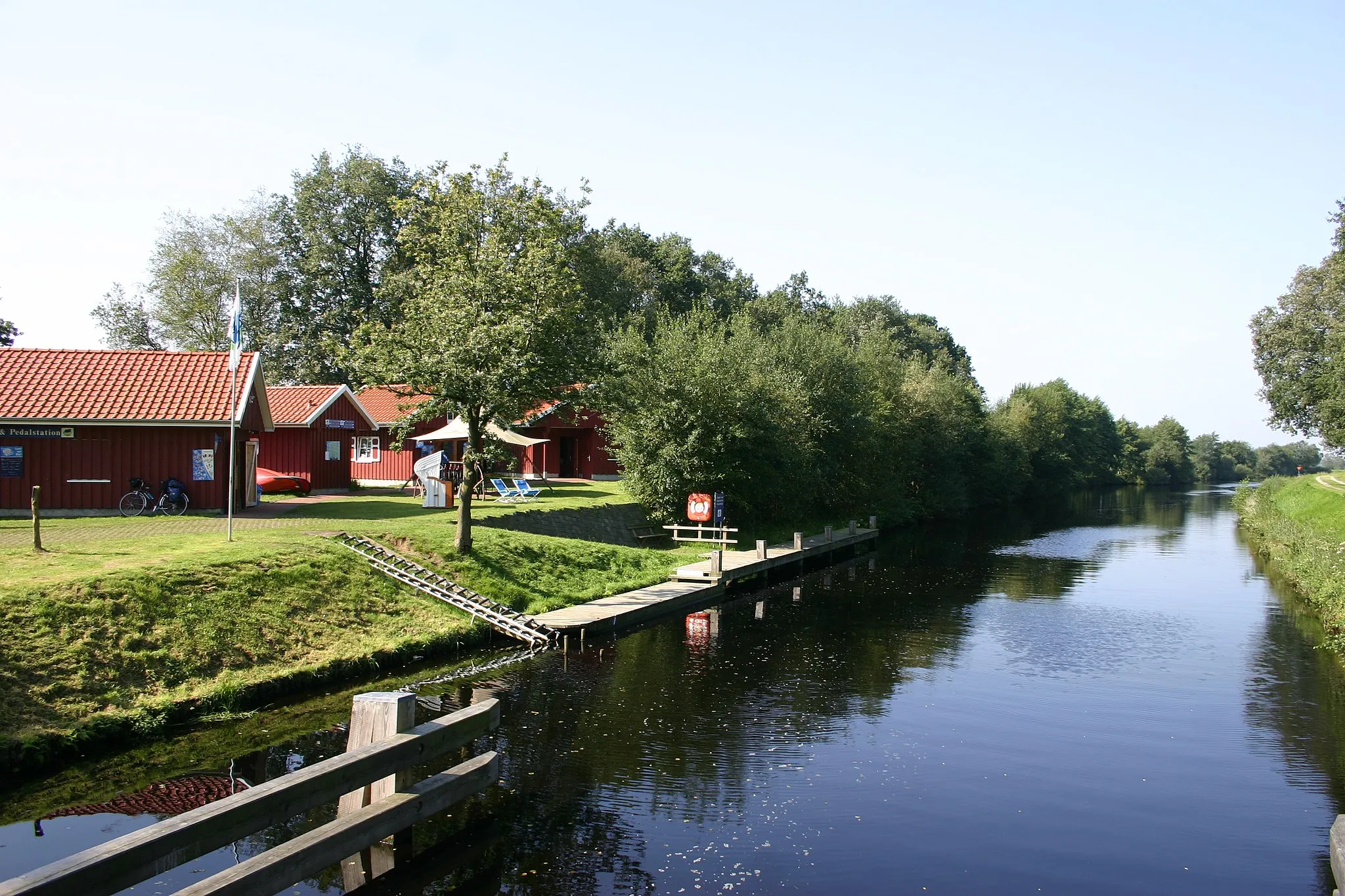 Photo showing: Canoeing resort near Reepsholt, community of Friedeburg, district of Wittmund, East Frisia, Germany