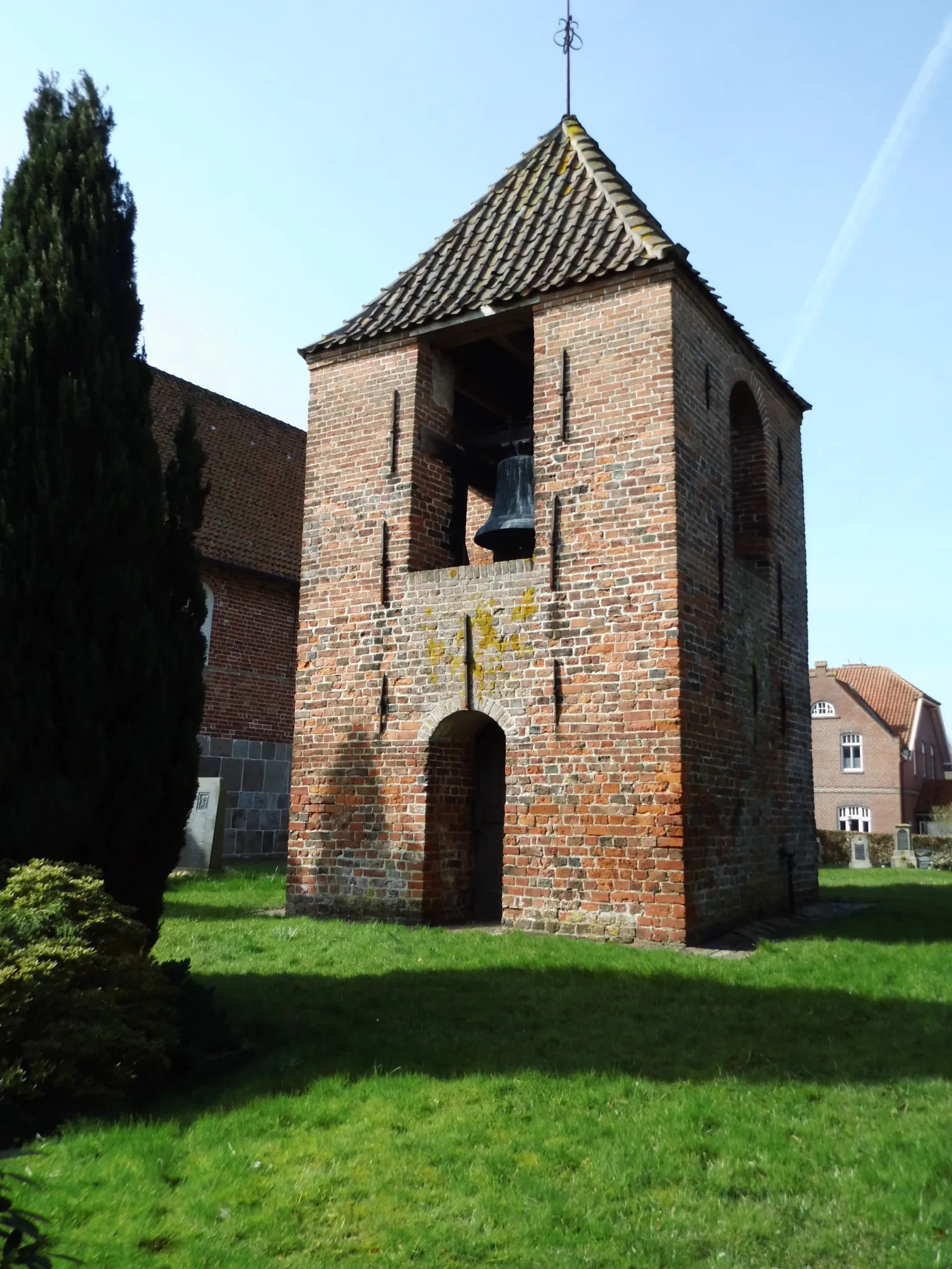 Photo showing: Freistehender Glockenturm der Ardorfer Kirche,  Ardorf, Stadtteil der Stadt Wittmund, Landkreis Wittmund, Niedersachsen, Deutschland]