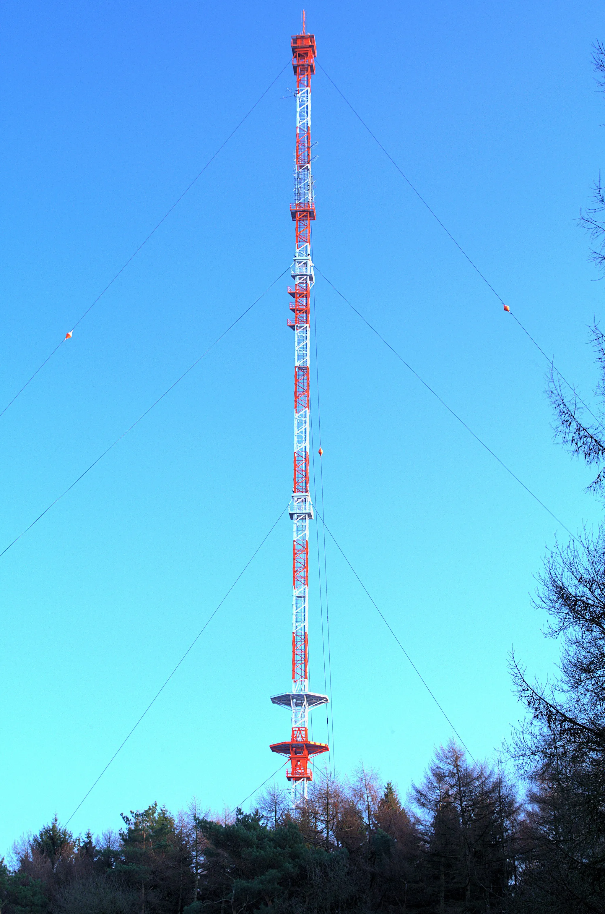 Photo showing: The radio transmission mast in Peheim village (Molbergen municipality, Lower Saxony, Germany), seen from the north side.