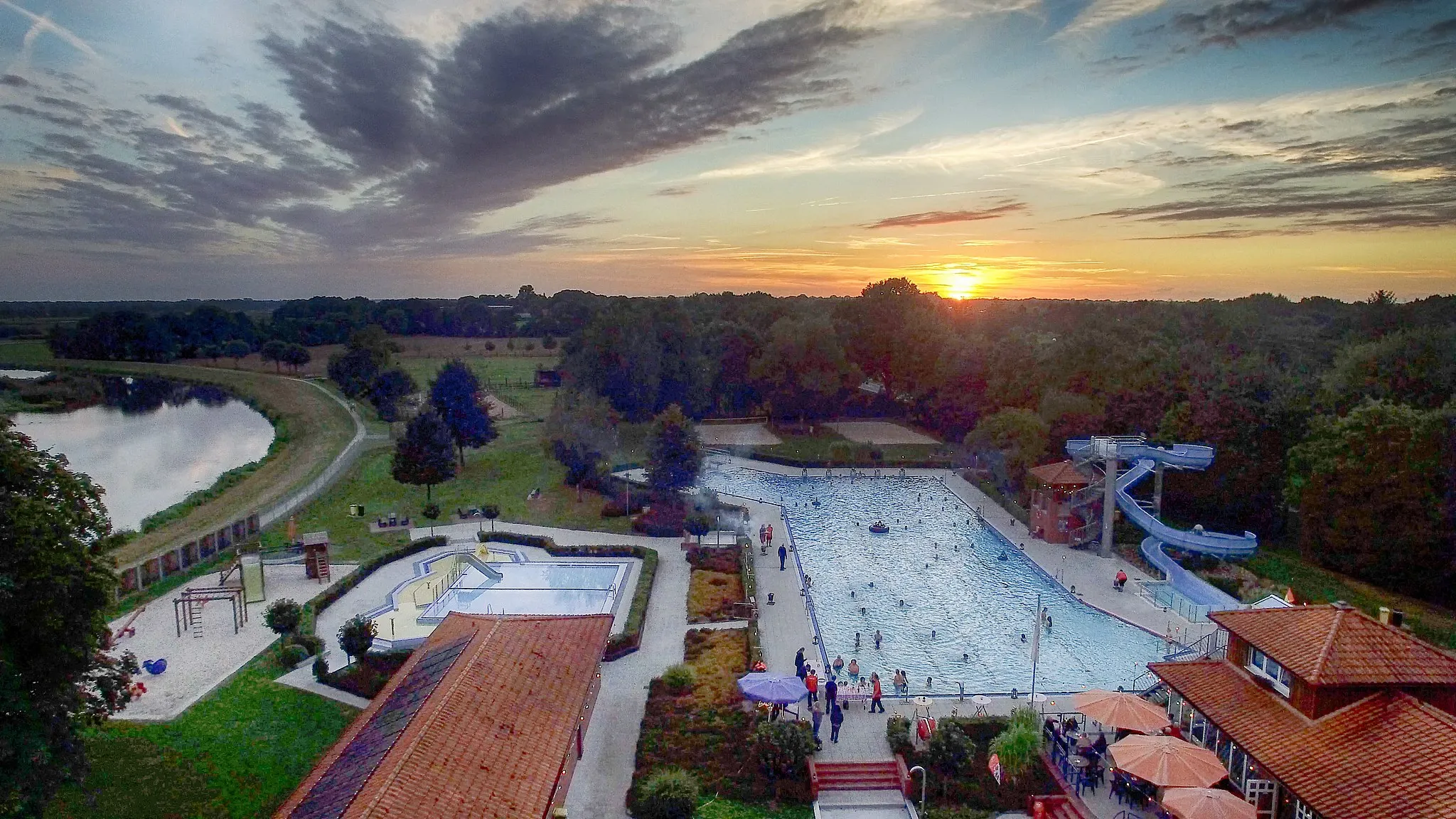 Photo showing: Das Freibad Hengstforde der Gemeinde Apen bei Dämmerung