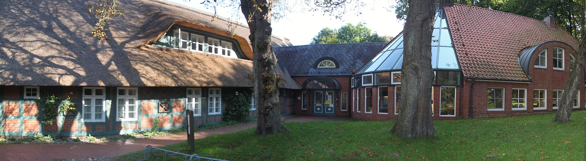 Photo showing: Town Hall in Worpswede, Landkreis Osterholz, Germany. Shown are: left old building, middle entrance area, right new building