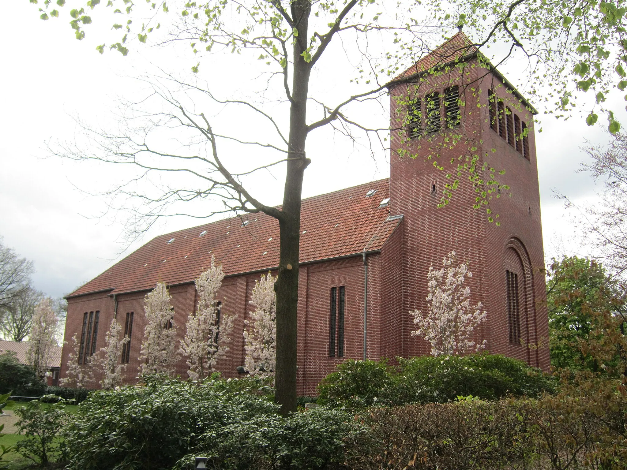 Photo showing: Die Heilig-Kreuz-Kirche in Stapelfeld (Stadt Cloppenburg) gehört zum Gebäudeensemble der Katholischen Akademie Stapelfeld.