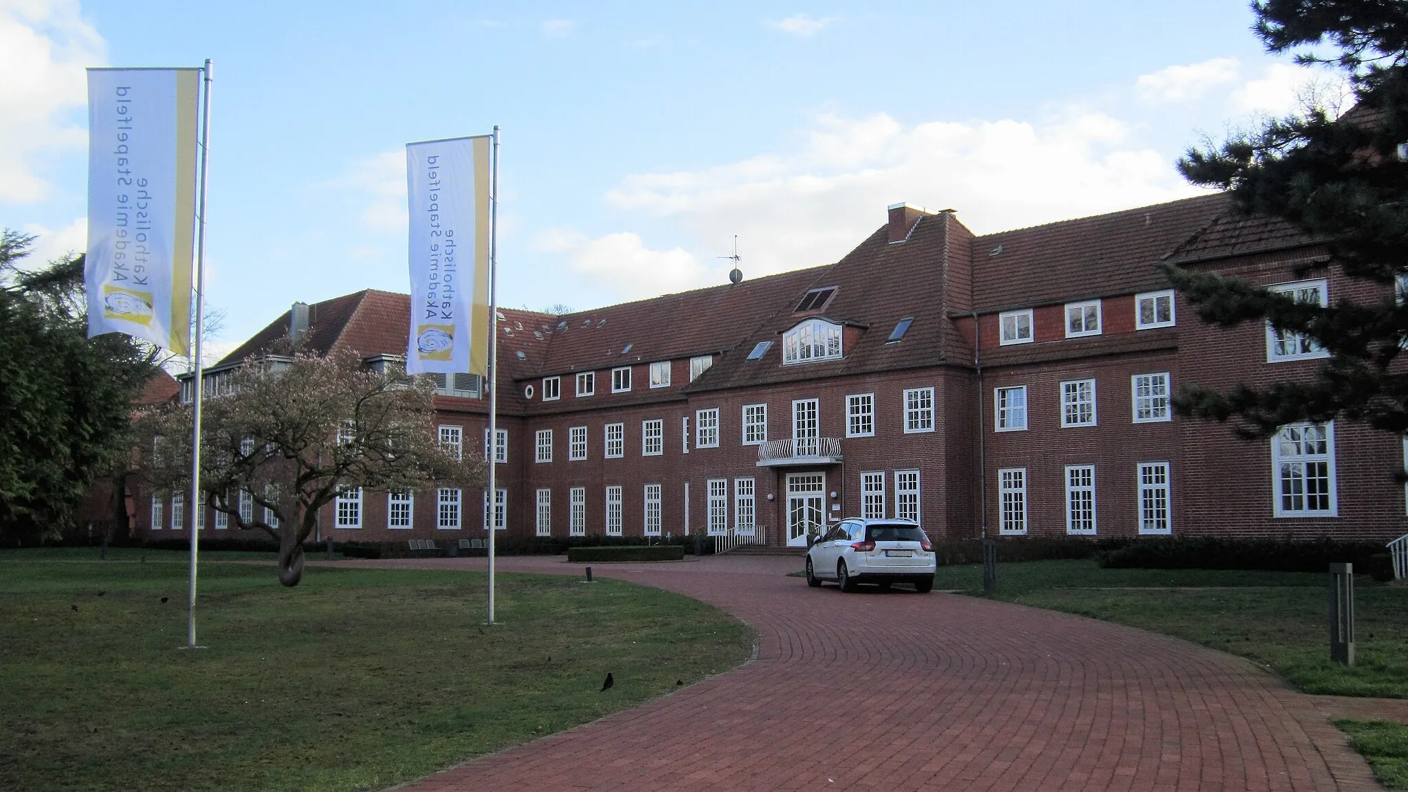 Photo showing: Auffahrt zum Kardinal-von-Galen-Haus (katholische Akademie und Heimvolkshochschule) in Stapelfeld