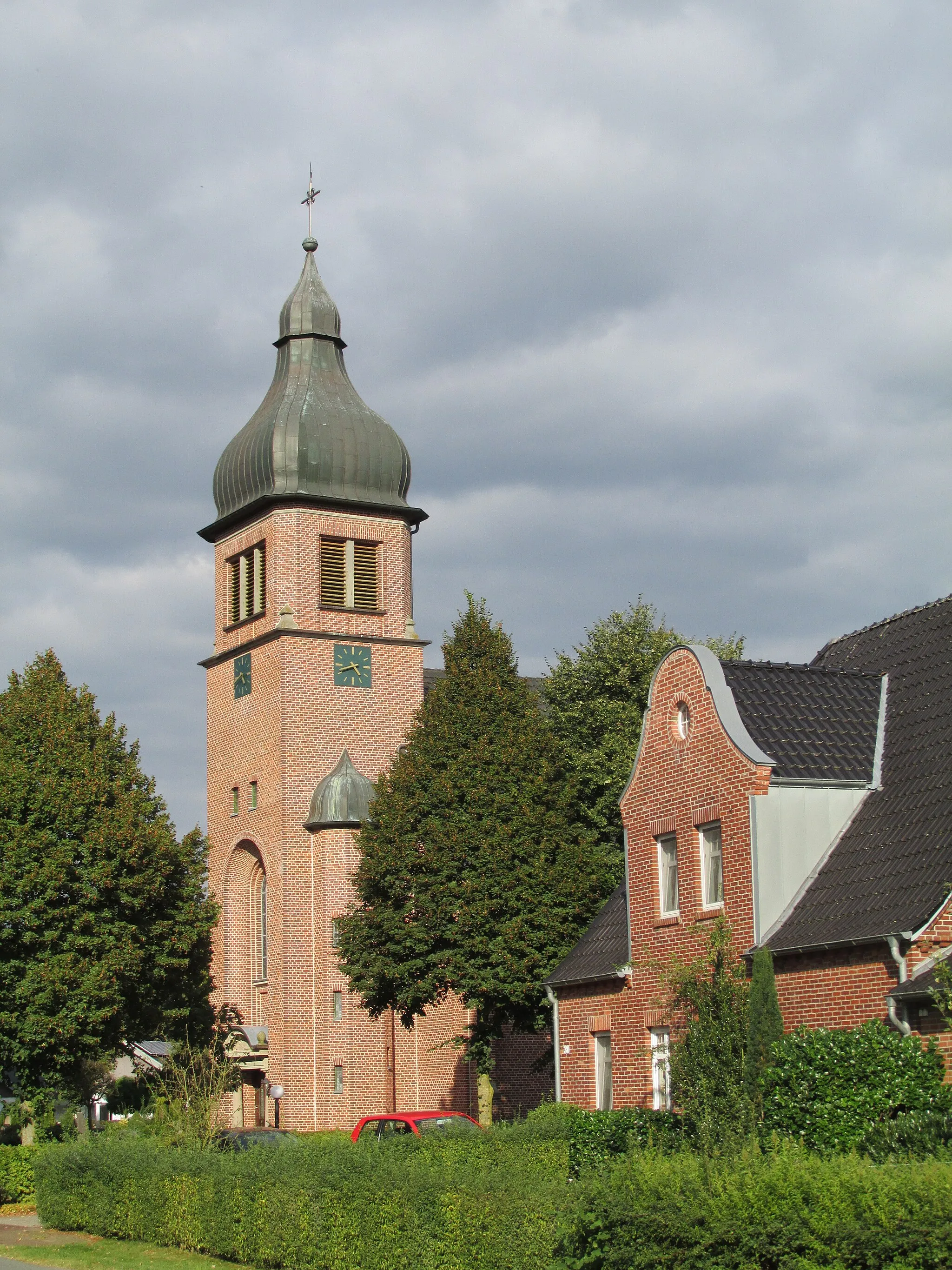 Photo showing: Ansicht der St. Bonifatius Pfarrkirche mit Pfarrhaus in Benstrup