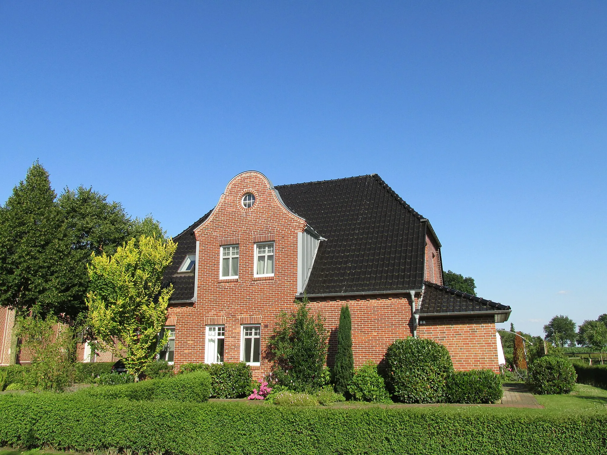 Photo showing: Pfarrhaus in Benstrup im Besitz der „Interessengemeinschaft Pfarrhaus Benstrup GbR“ mit zwei Mietswohnungen