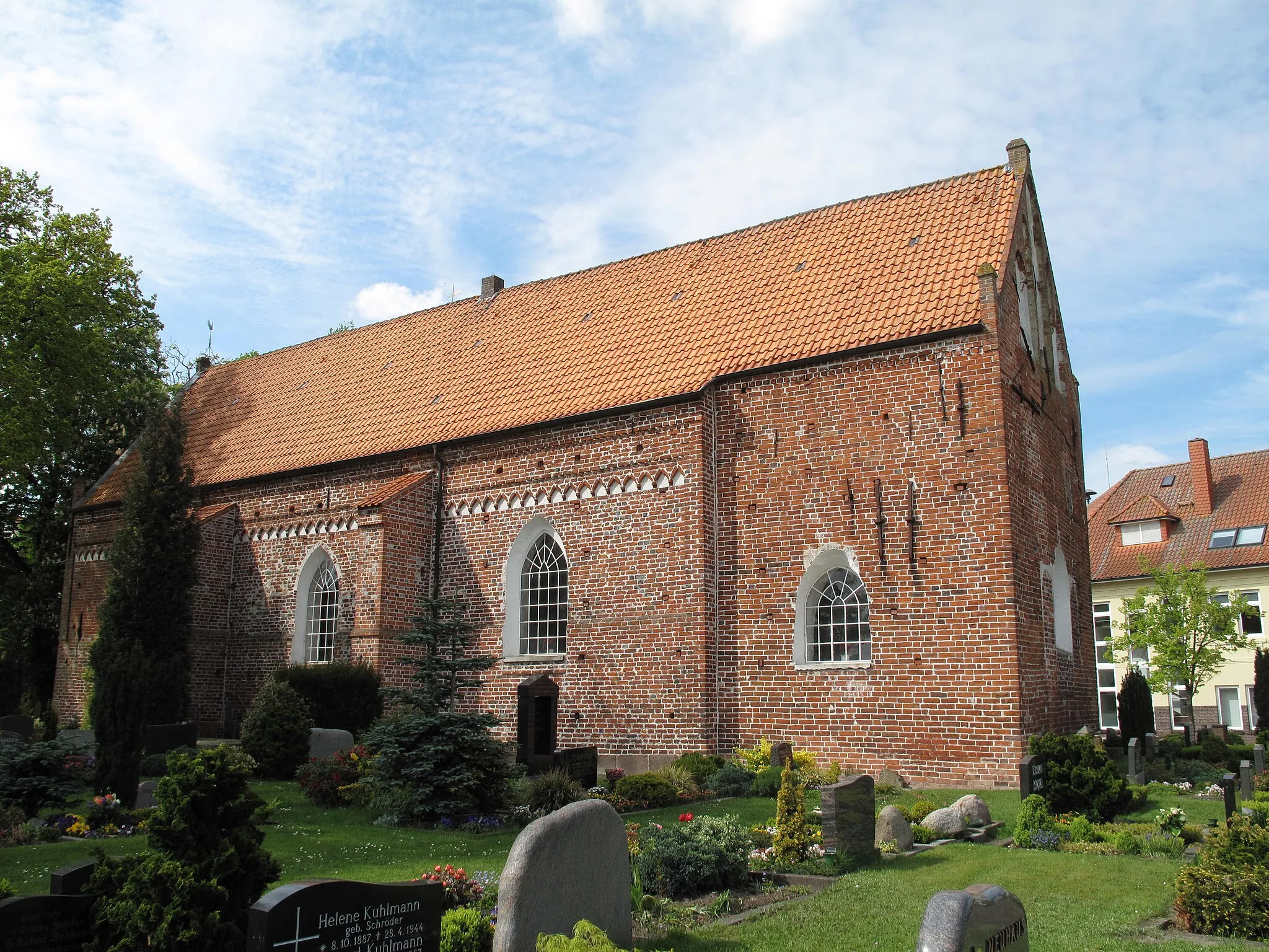 Photo showing: Apen, church