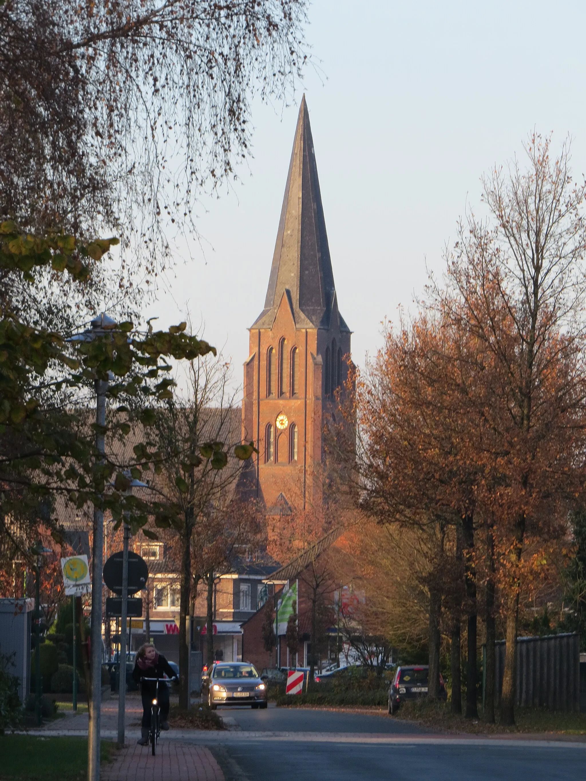 Photo showing: Hauptstraße mit kath. Pfarrkirche in Garrel