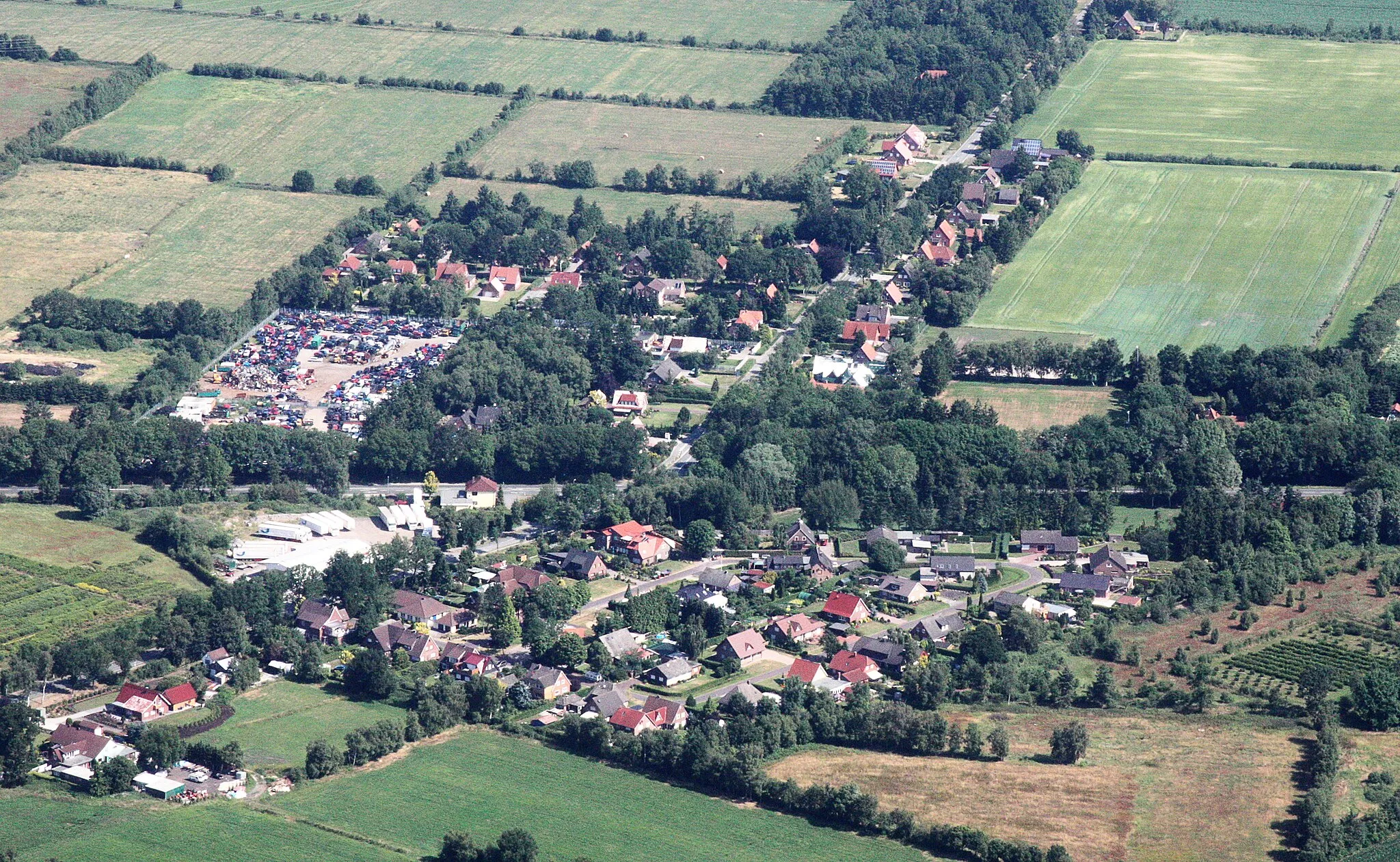 Photo showing: Luftaufnahme der Landesstrasse L 24 und Kreisstraße K 114 in Hollriede (Westerstede); Flug von  Westerstede nach Leer; Flughöhe 1500 ft; Juli 2010; Originalfoto bearbeitet: Tonwertkorrektur und Bild geschärft mit Hochpassfilter