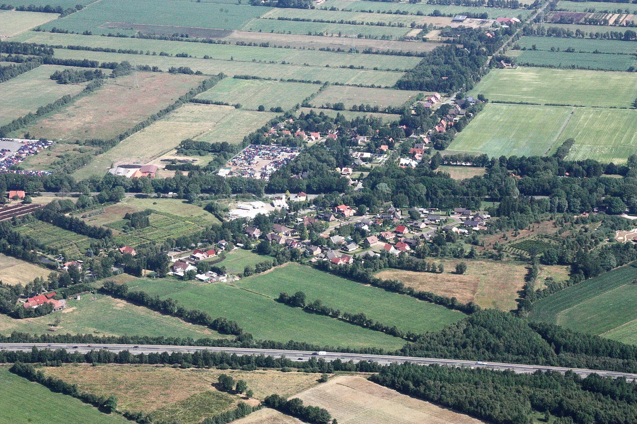 Photo showing: Luftaufnahme der Landesstrasse L 24 und Kreisstraße K 114 in Hollriede (Westerstede), im Vordergrund die Bundesautobahn 28; Flug von  Westerstede nach Leer; Flug von  Westerstede nach Leer; Flughöhe 1500 ft; Juli 2010; Originalfoto bearbeitet: Tonwertkorrektur und Bild geschärft mit Hochpassfilter