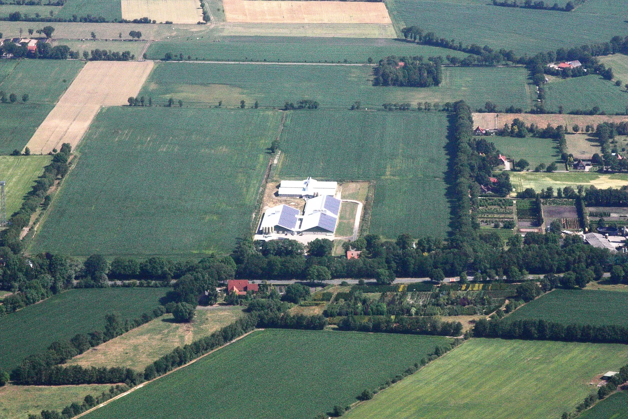 Photo showing: Luftaufnahme der Landesstrasse L24 und Landwirtschaft bei Hollriede (Westerstede); Flug von  Westerstede nach Leer; Flughöhe 1500 ft; Juli 2010; Originalfoto bearbeitet: Tonwertkorrektur und Bild geschärft mit Hochpassfilter