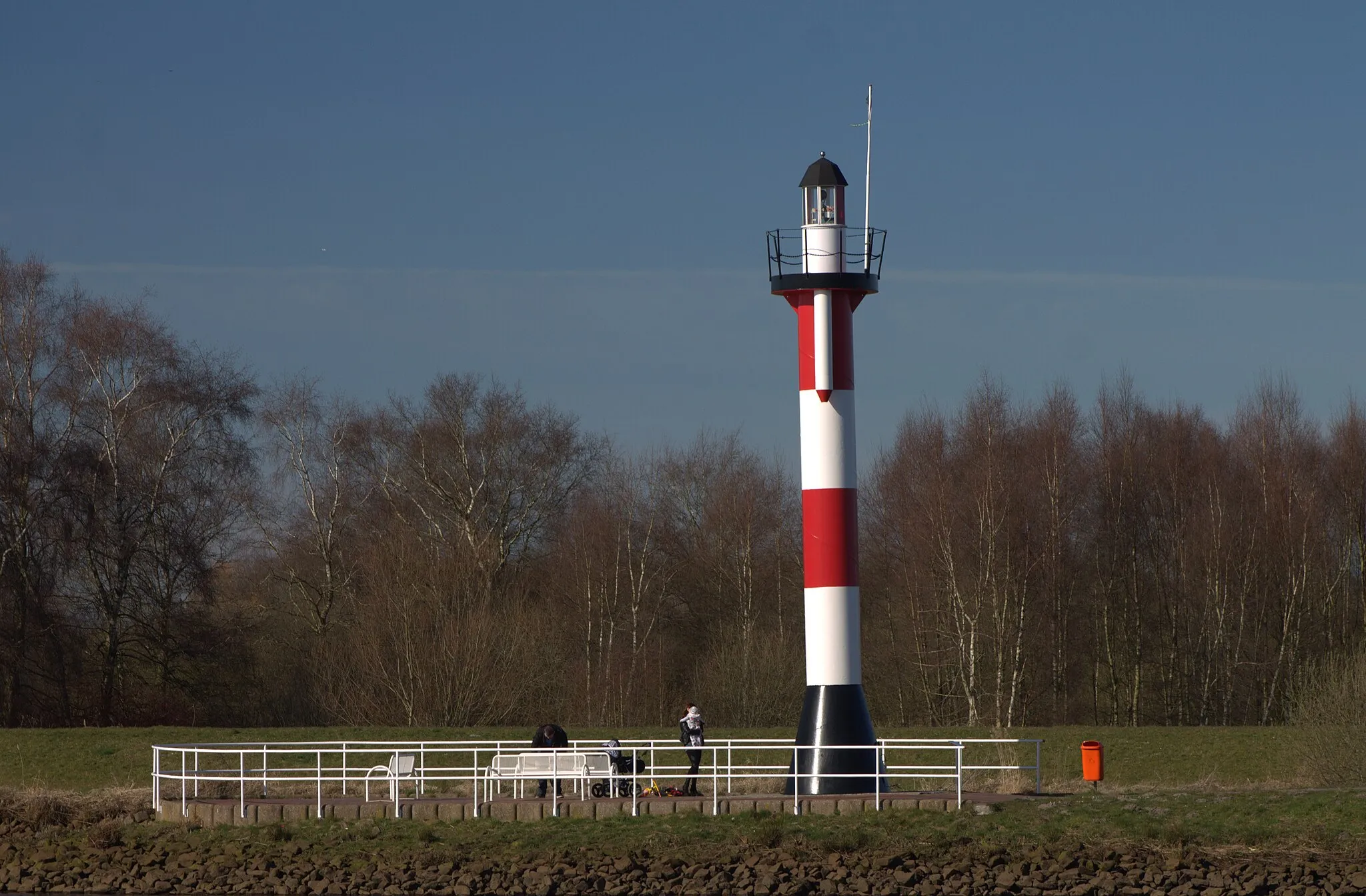 Photo showing: The lighthouse at the entry to the harbor of Barßel, Lower Saxony, Germany.