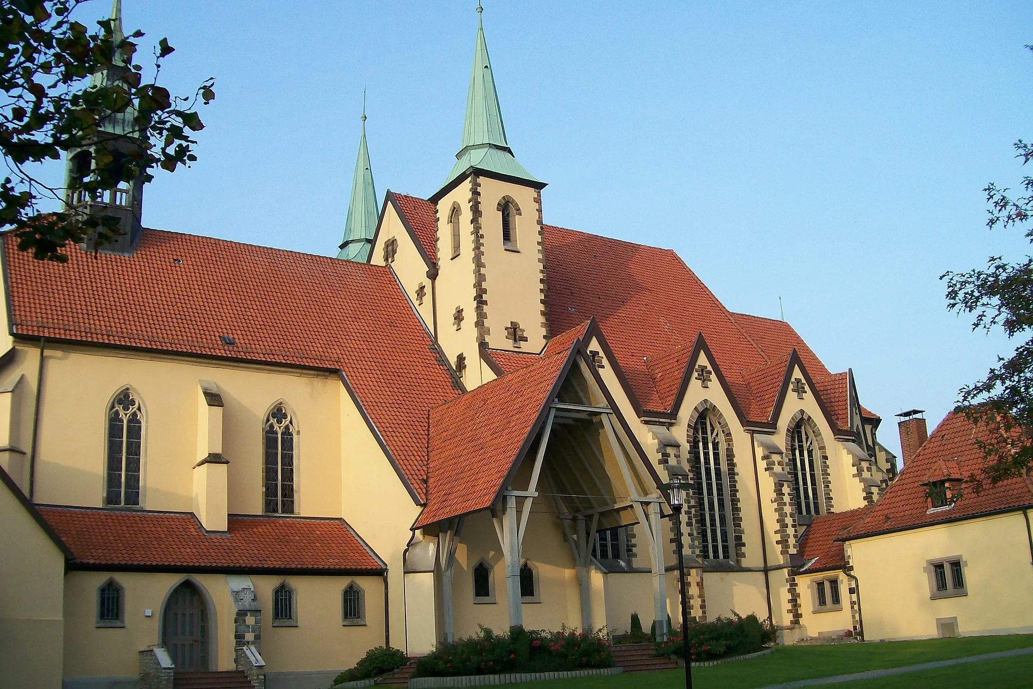 Photo showing: Kirche des ehemaligen Klosters Rulle in de:Wallenhorst-Rulle in Niedersachsen, erbaut 1927 bis 1930 im de:Heimatstil von Heinrich Renard (*1868)