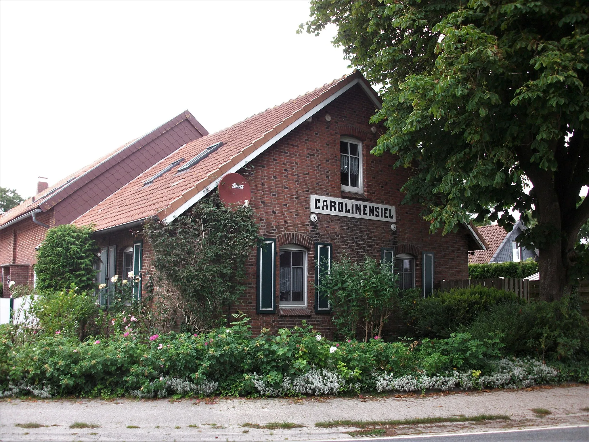 Photo showing: Bahnhof Carolinensiel, altes Empfangsgebäude (2022)