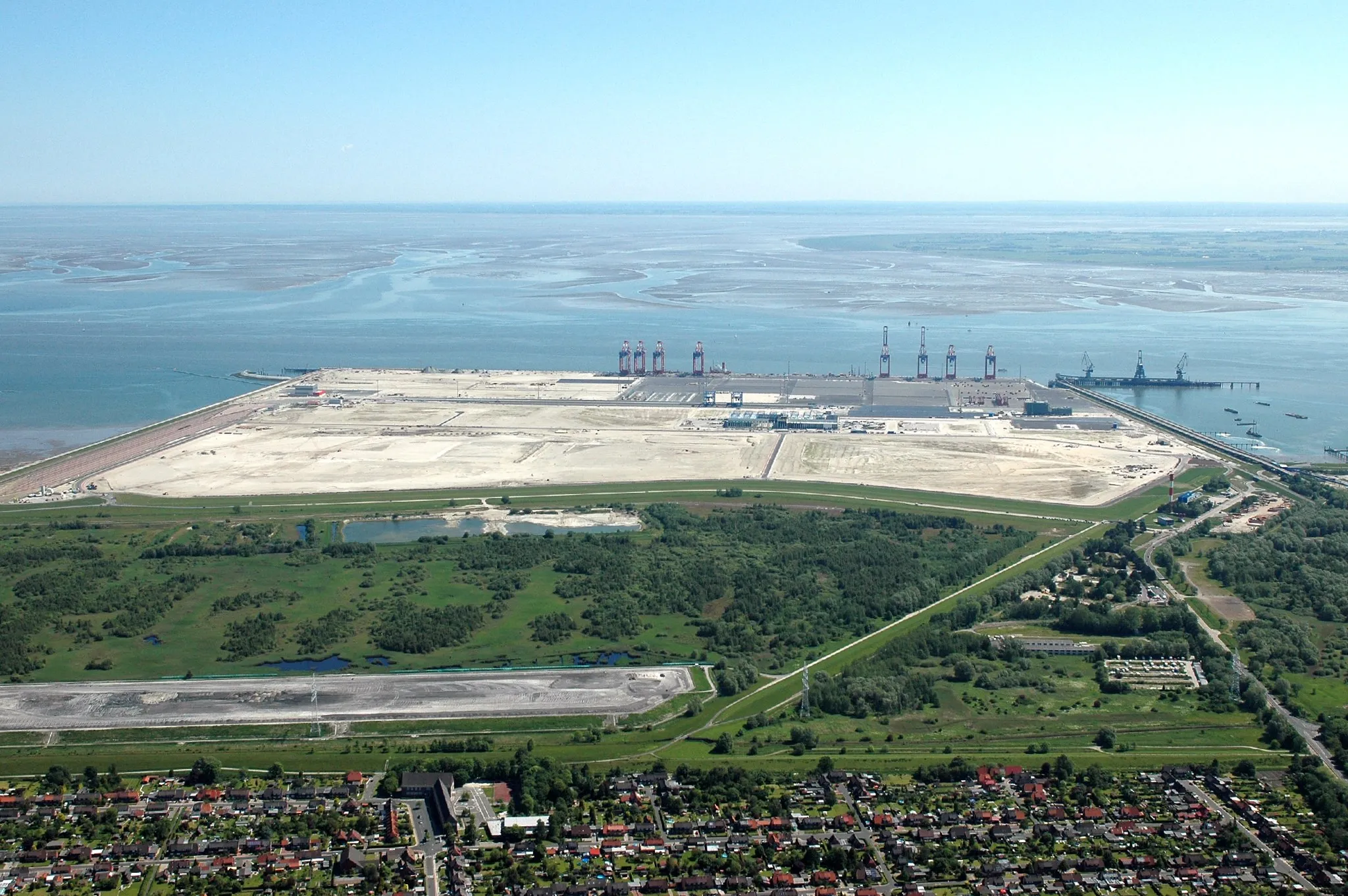 Photo showing: Fotoflug vom Flugplatz Nordholz-Spieka über Cuxhaven und Wilhelmshaven
Jade-Weser-Port-Baustelle von Westen gesehen, die Pier rechts hinten ist die Kohlepier vom Kohlekraftwerk
