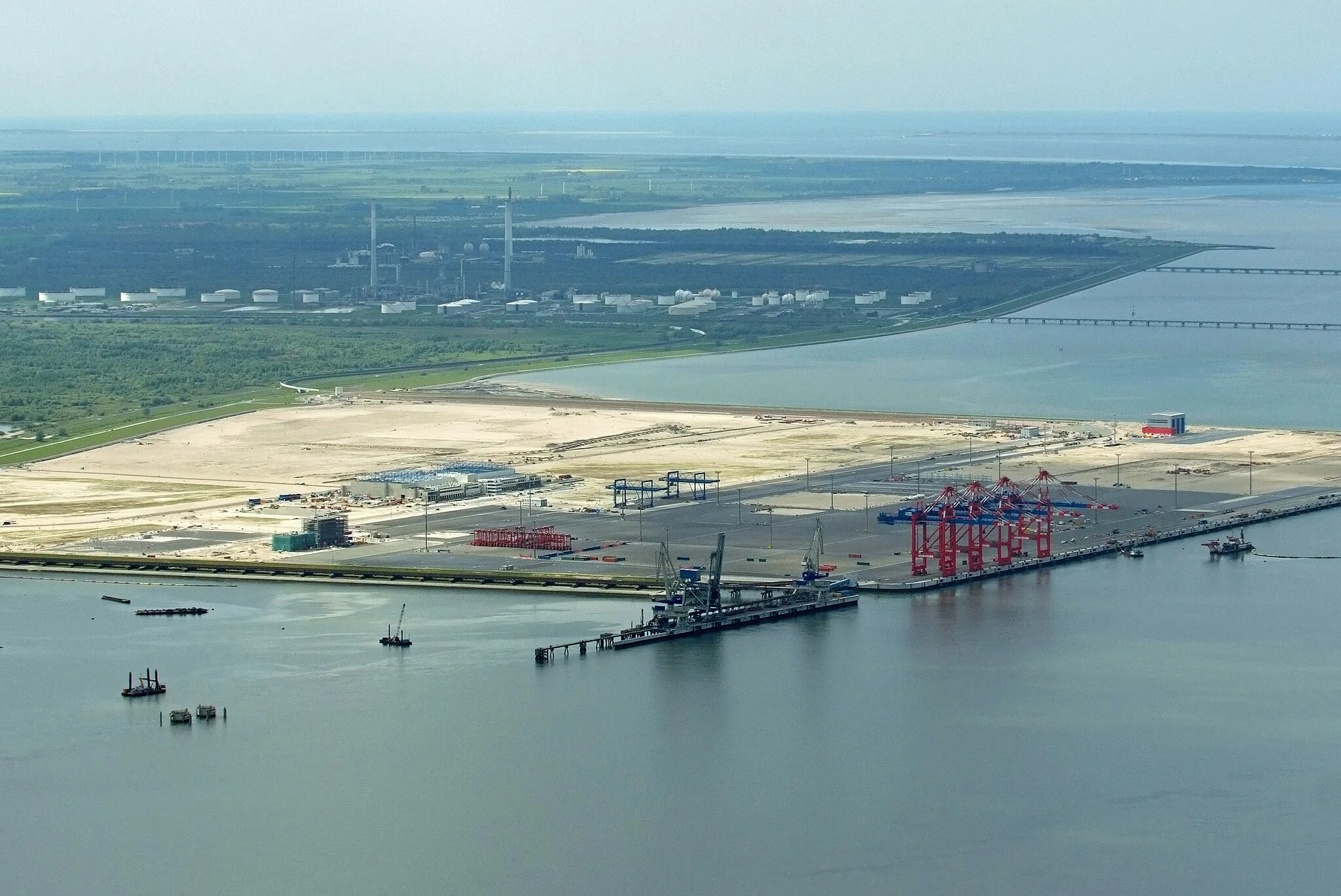 Photo showing: JadeWeserPort
Fotoflug vom Flugplatz Nordholz-Spieka über Bremerhaven, Wilhelmshaven und die Ostfriesischen Inseln bis Borkum