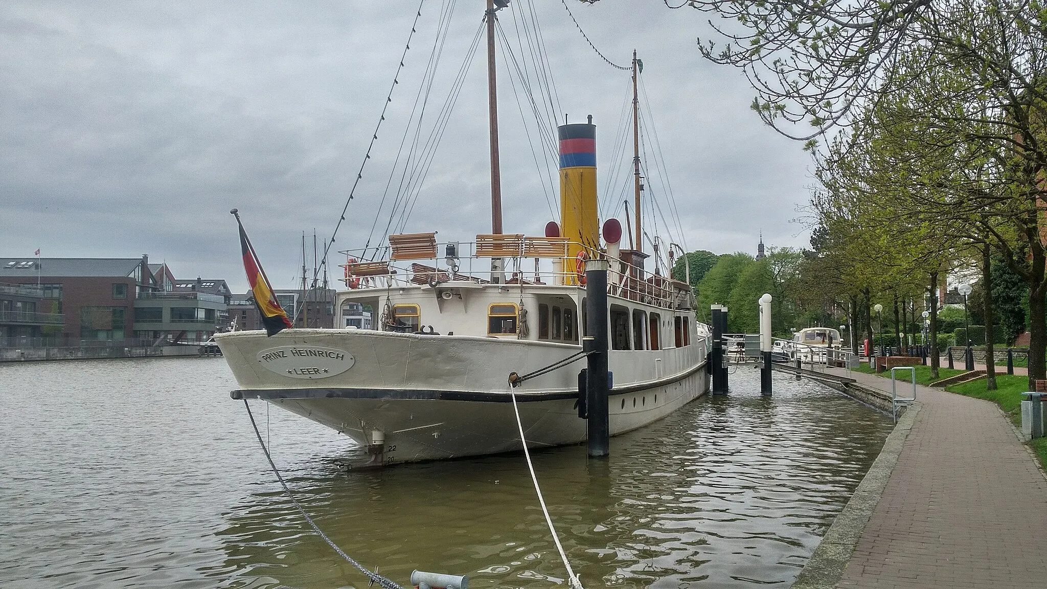 Photo showing: A ship in Leer painted with the colours of the flag of East-Frisia.