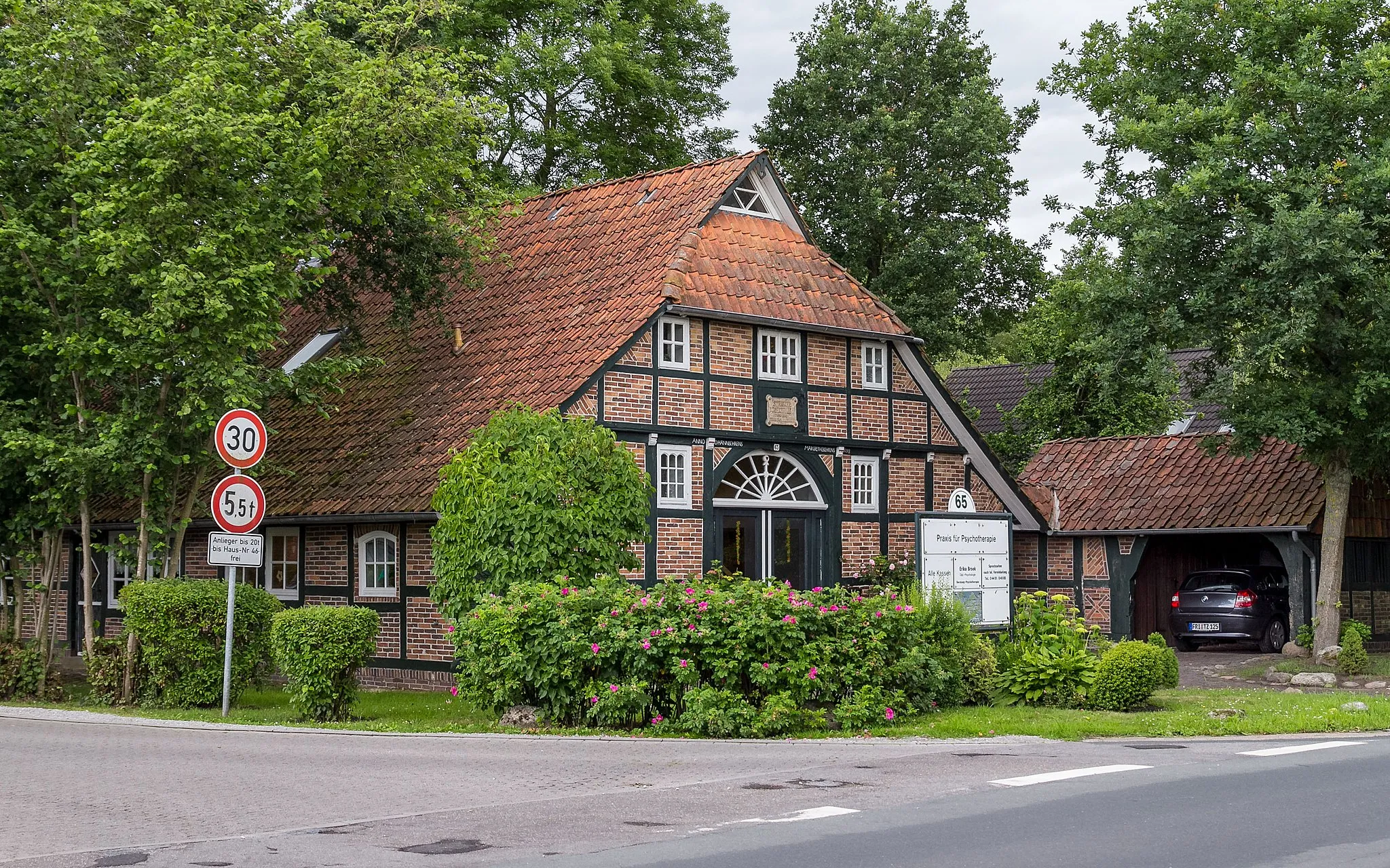 Photo showing: Streek (Varel): Das ehemalige Bauernhaus wird als Praxis genutzt.