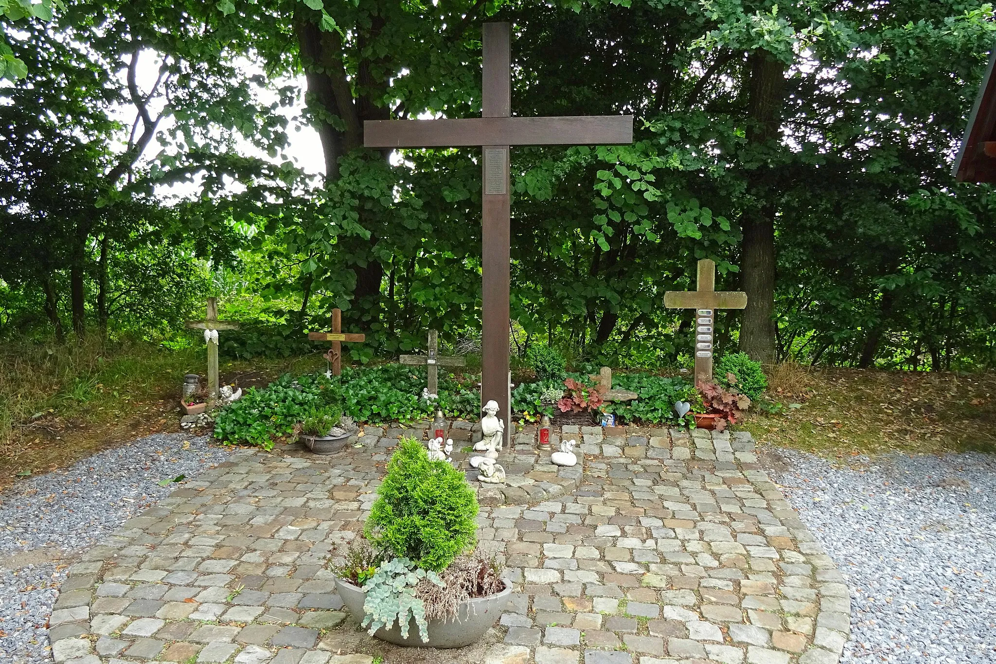 Photo showing: Monument voor  de 23 omgekomen slachtoffers bij het ongeval op 22 september 2006 toen de Transrapid met volle snelheid op een onderhoudsrijtuig nabij Melstrup botste