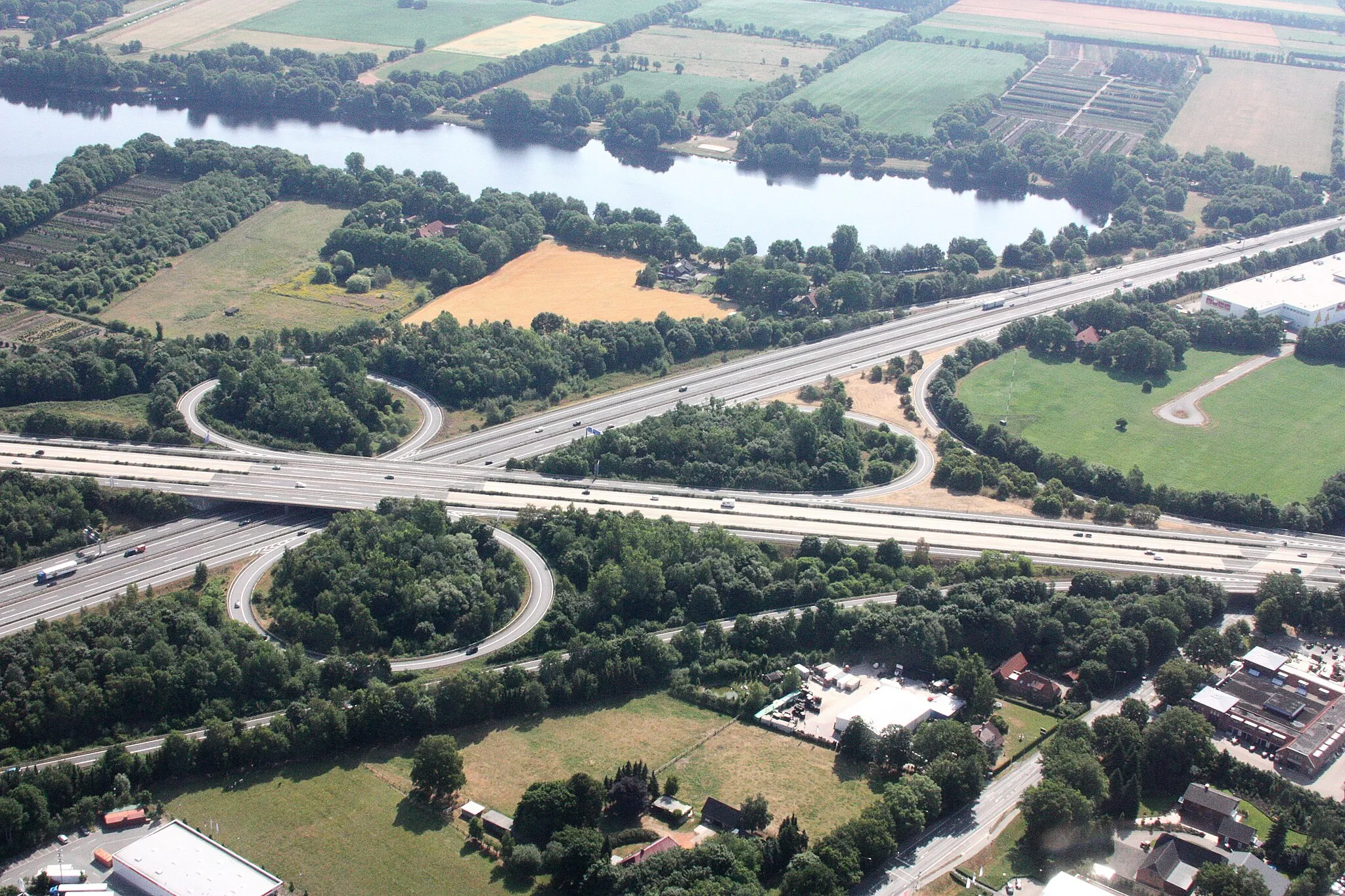 Photo showing: Luftaufnahmen Oldenburg (Oldenburg), mit Weiterflug nach Westen; 1500 Fuß Flughöhe; Juli 2010;  Originalfoto bearbeitet: Tonwertkorrektur und Bild geschärft mit Hochpassfilter