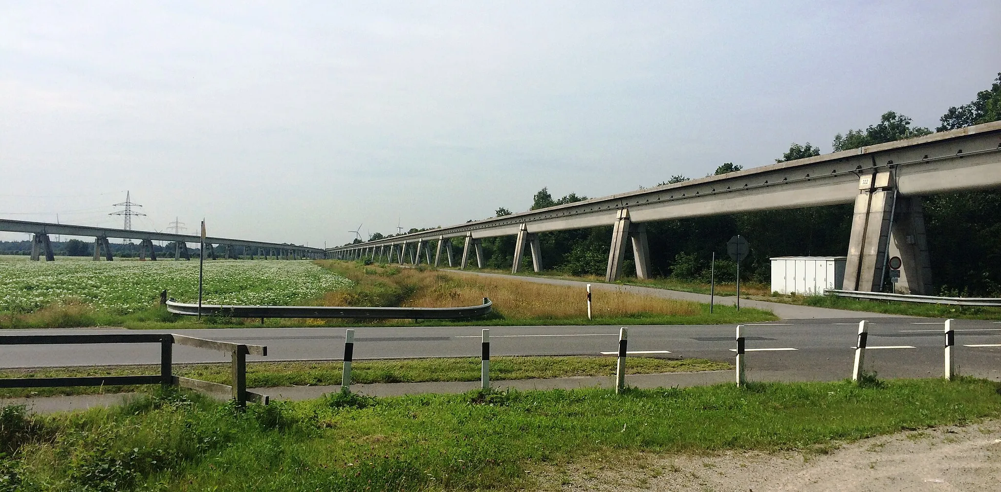Photo showing: Transrapid monorail in Emsland, northwest Germany. Photo from summer of 2015, after its operation was abandoned.