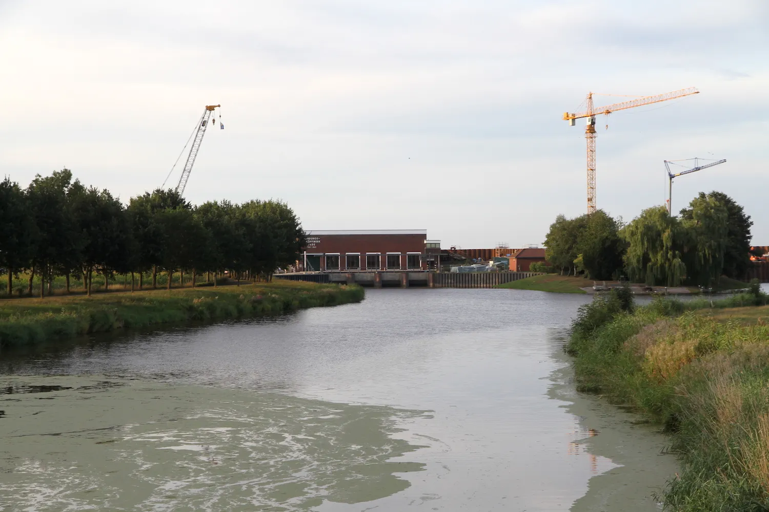 Photo showing: Blick auf das Schöpfwerk in der Bauernschaft Wapelersiel der Gemeinde Jade. Der sichtbare Fluss ist die Jade.