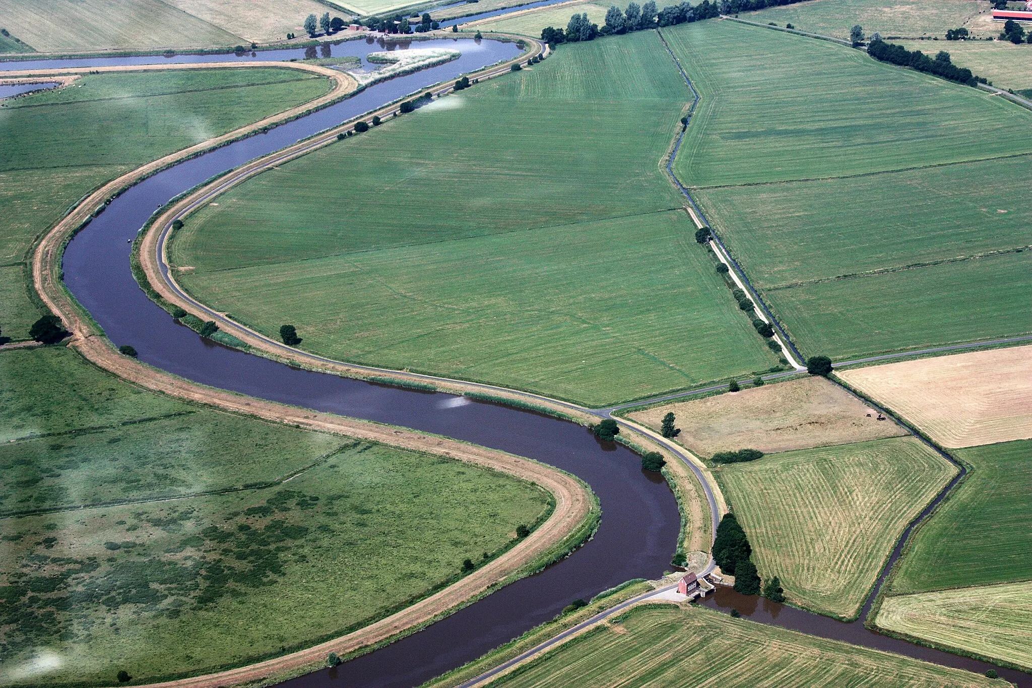 Photo showing: Luftaufnahme; Flug von  Westerstede nach Leer; Flughöhe 1500 ft; Juli 2010; Originalfoto bearbeitet: Tonwertkorrektur und Bild geschärft mit Hochpassfilter