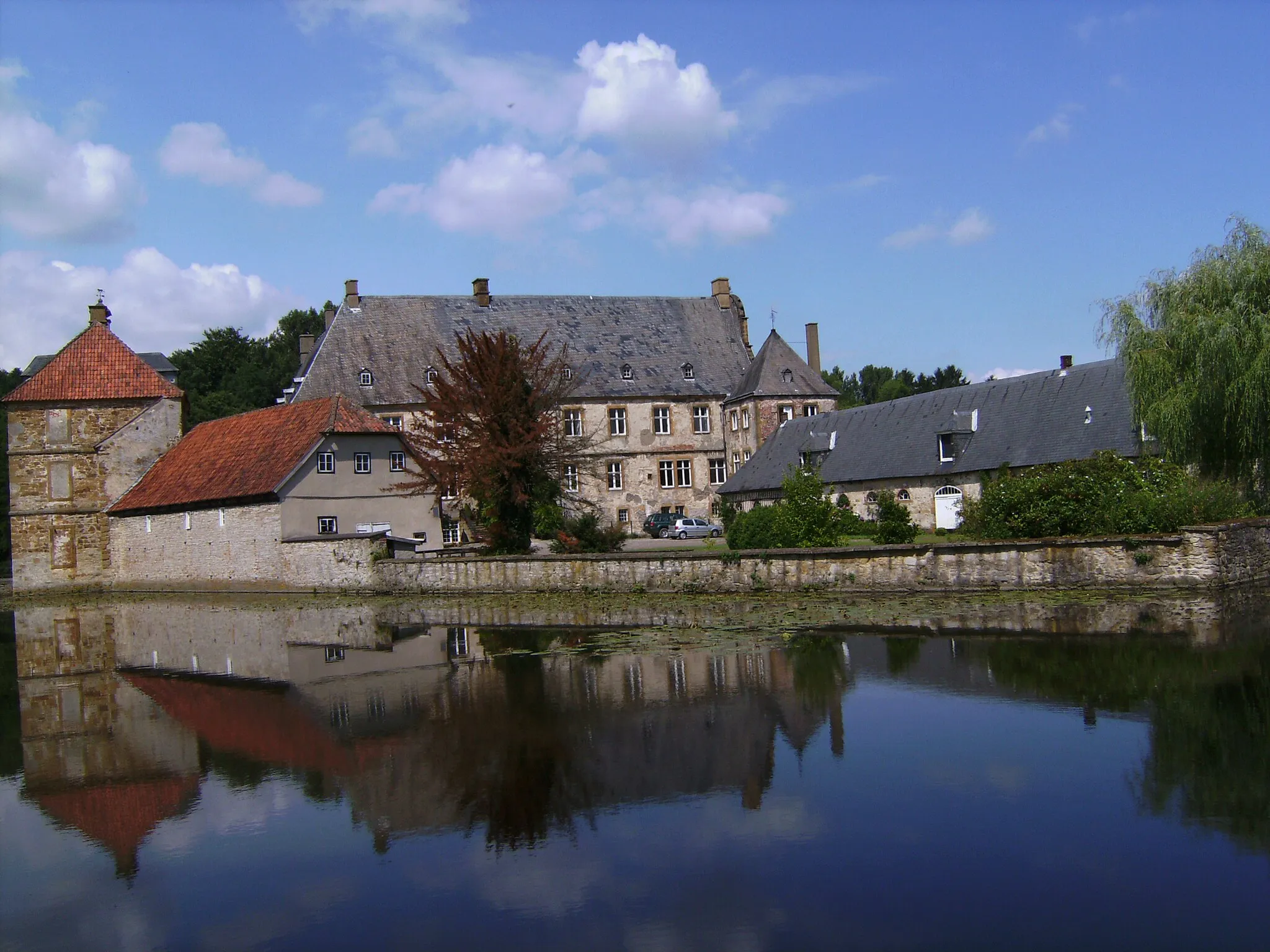Photo showing: front side moated castle Tatenhausen in Halle (Westfalen)