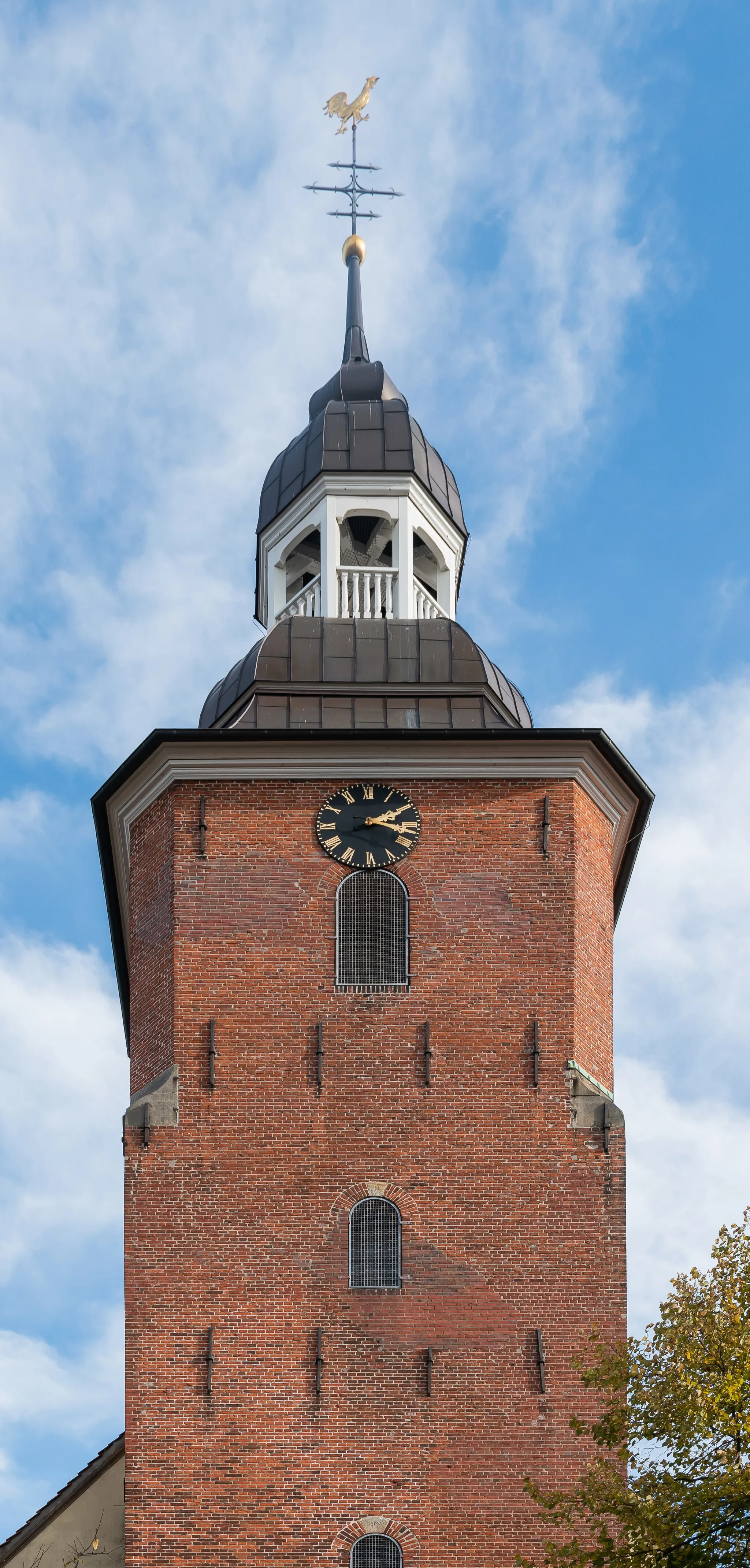 Photo showing: Bell tower of the Saint Andrew church in Cloppenburg, Lower Saxony, Germany (ID: 34746629)