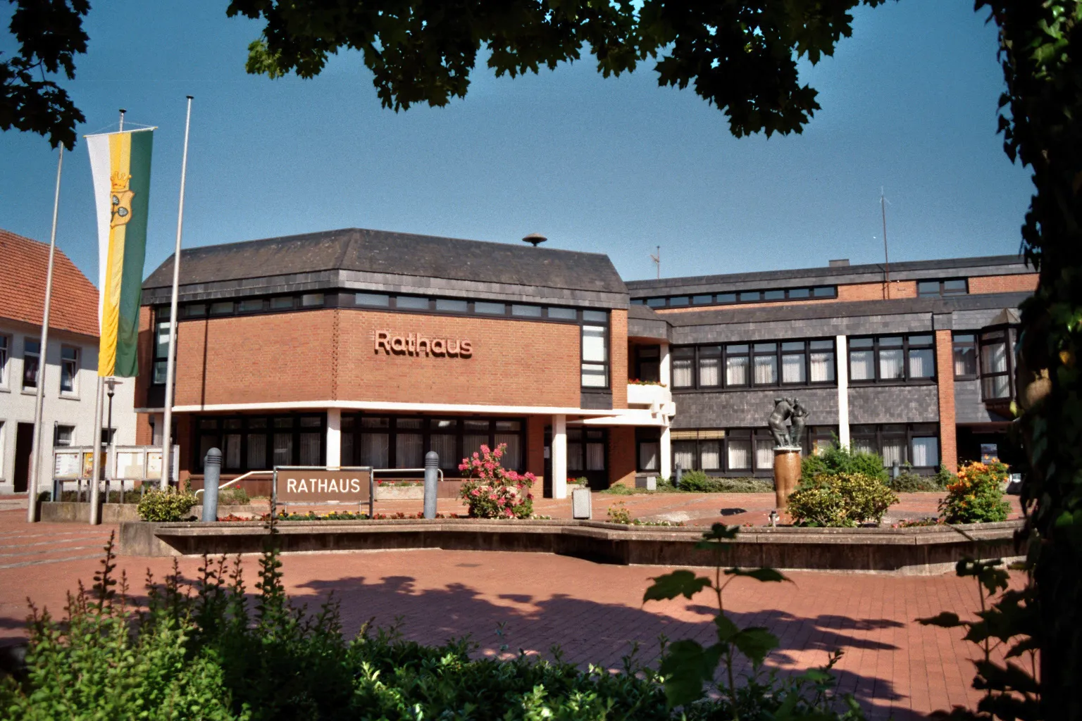 Photo showing: Rathaus Freren mit Brunnenanlage (r.), Landkreis Emsland, Niedersachsen.