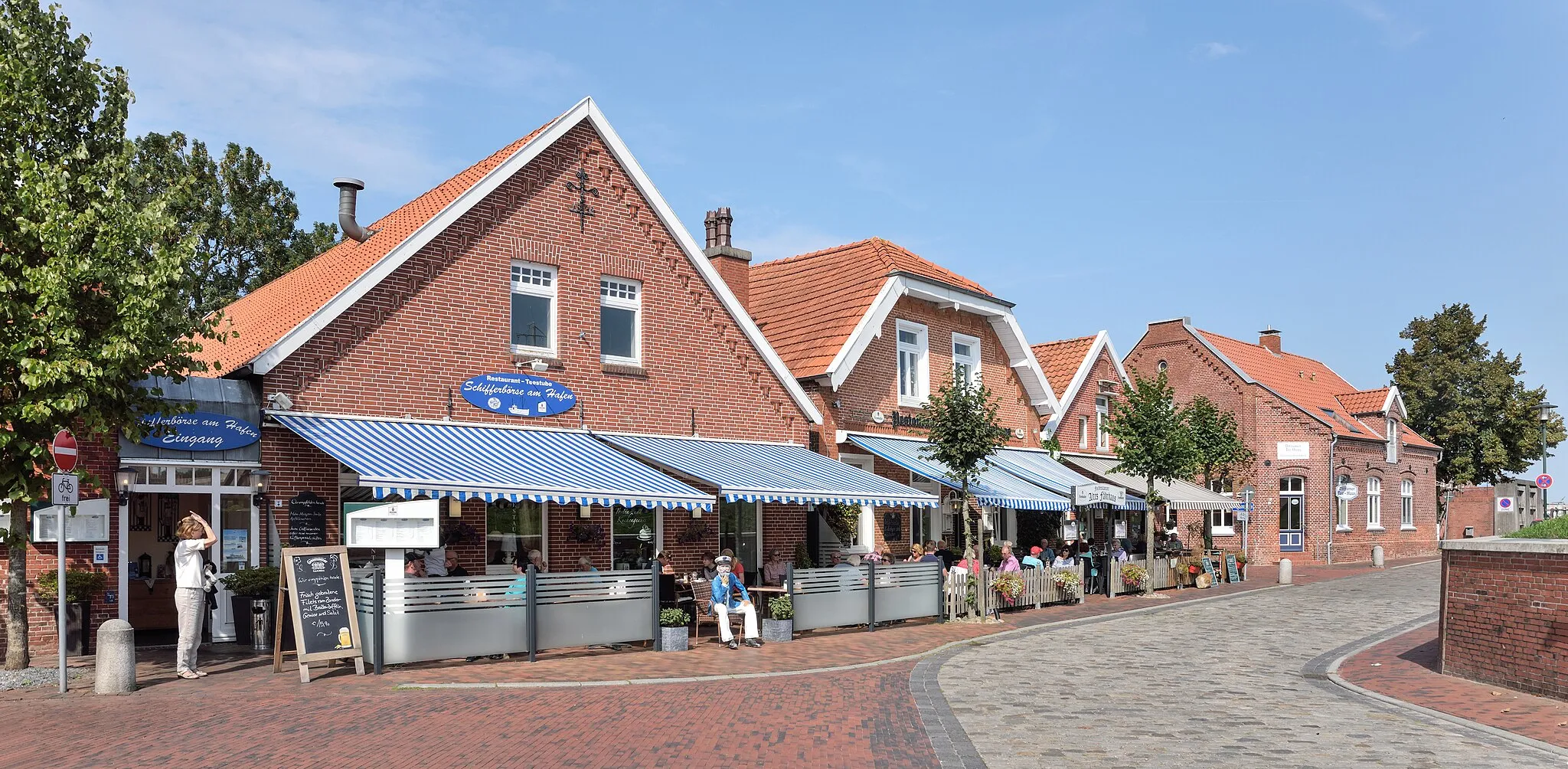 Photo showing: Street in Ditzum, East Frisia, Lower Saxony, Germany.