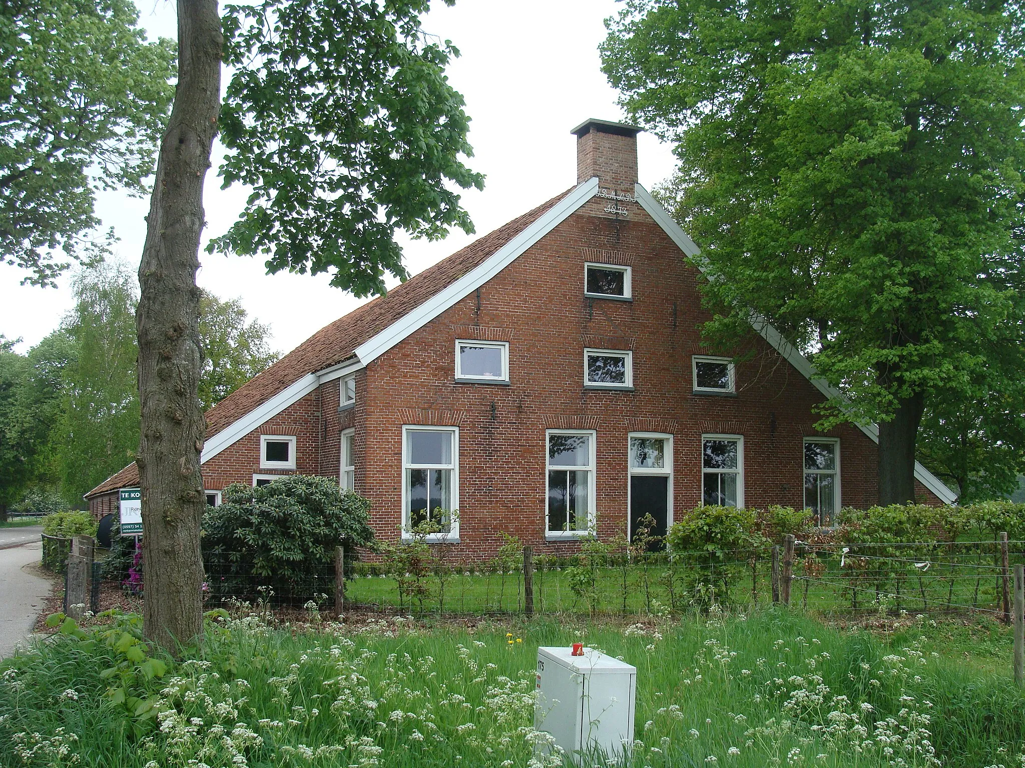Photo showing: Farm in the Dutch village of Jipsinghuizen (East Groningen). Historical building, recognised as nl:rijksmonument