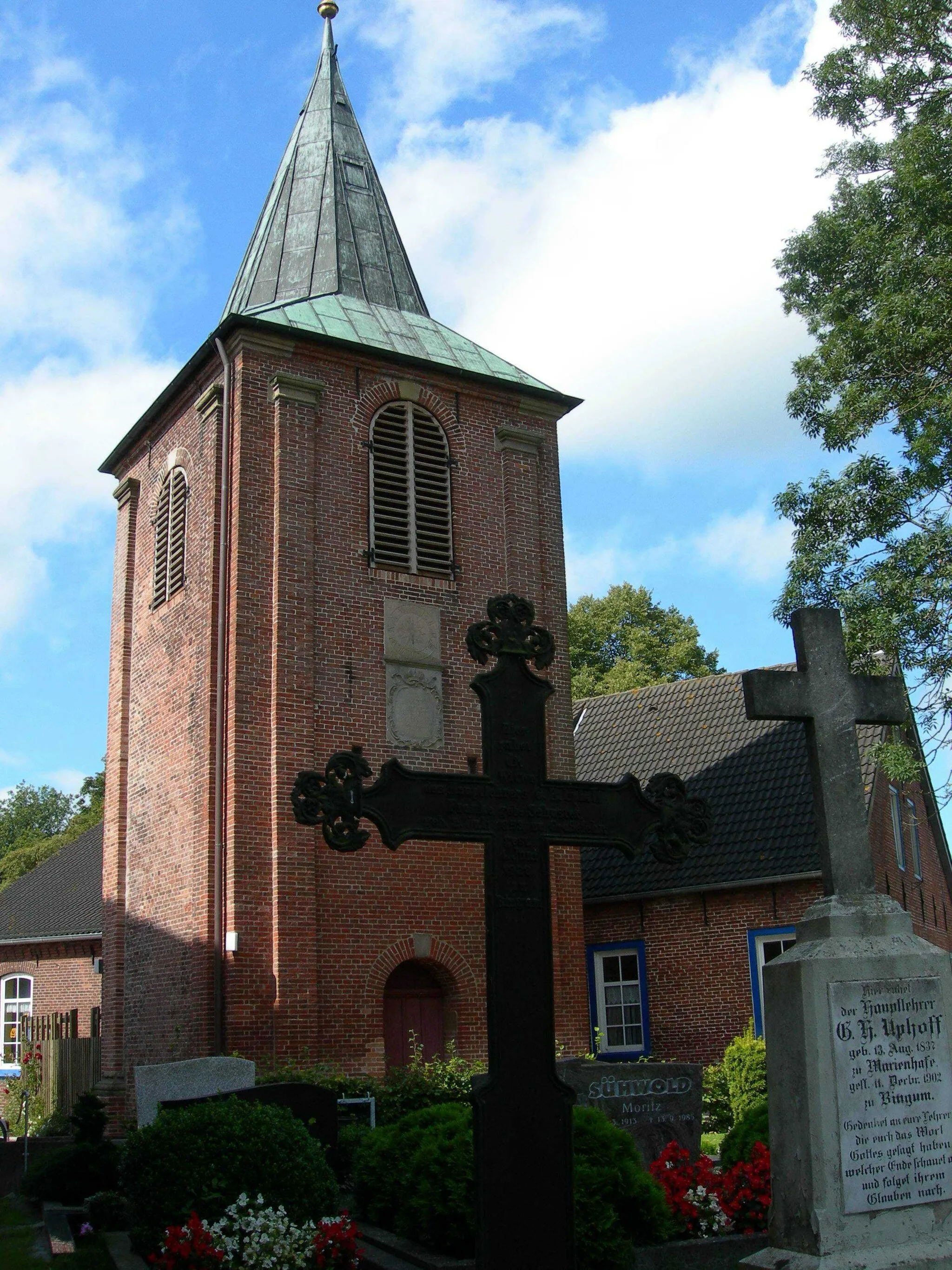 Photo showing: Tower of the church of Bingum