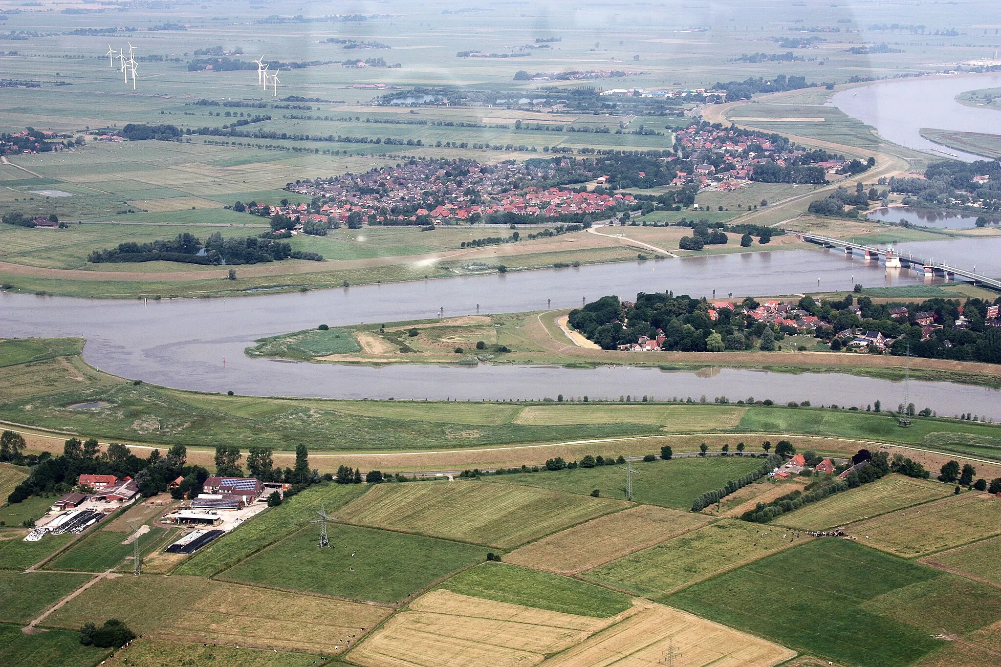 Photo showing: Luftaufnahme; Flug von  Westerstede nach Leer; Flughöhe 1500 ft; Juli 2010; Originalfoto bearbeitet: Tonwertkorrektur und Bild geschärft mit Hochpassfilter