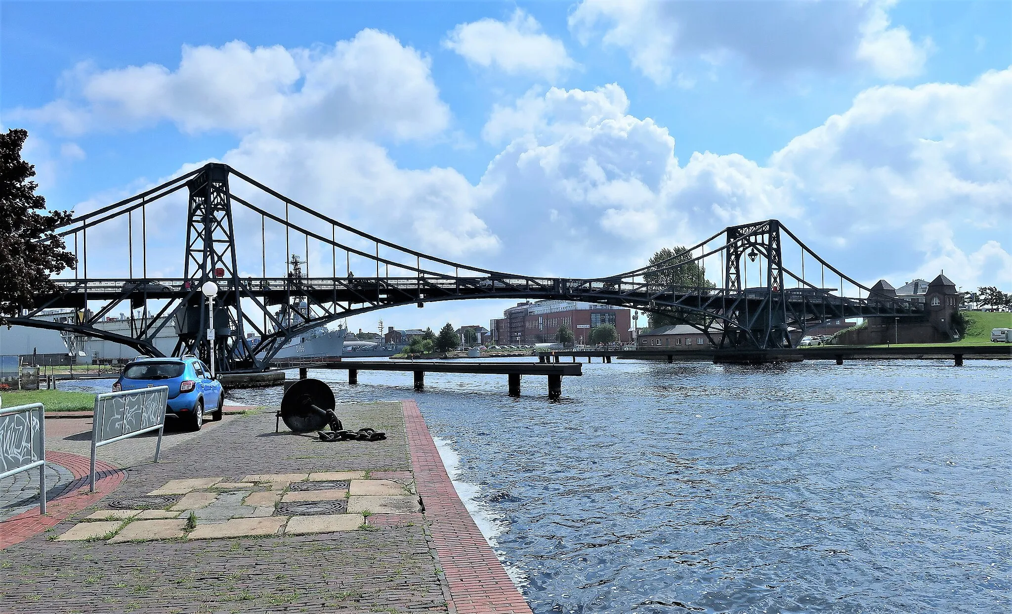 Photo showing: Blick auf die Kaiser-Wilhelm-Brücke in Wilhelmshaven. Erbaut von 1905 bis 1907.