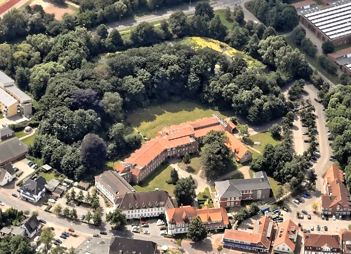 Photo showing: Bilder vom Flug Nordholz-Hammelburg 2015: Blick von Osten auf Syke; im Vordergrund mittig die Kreissparkasse am Mühlendamm; links daneben der Mühlenteich; in der Bildmitte links mit roten Dach der alte Amtshof.