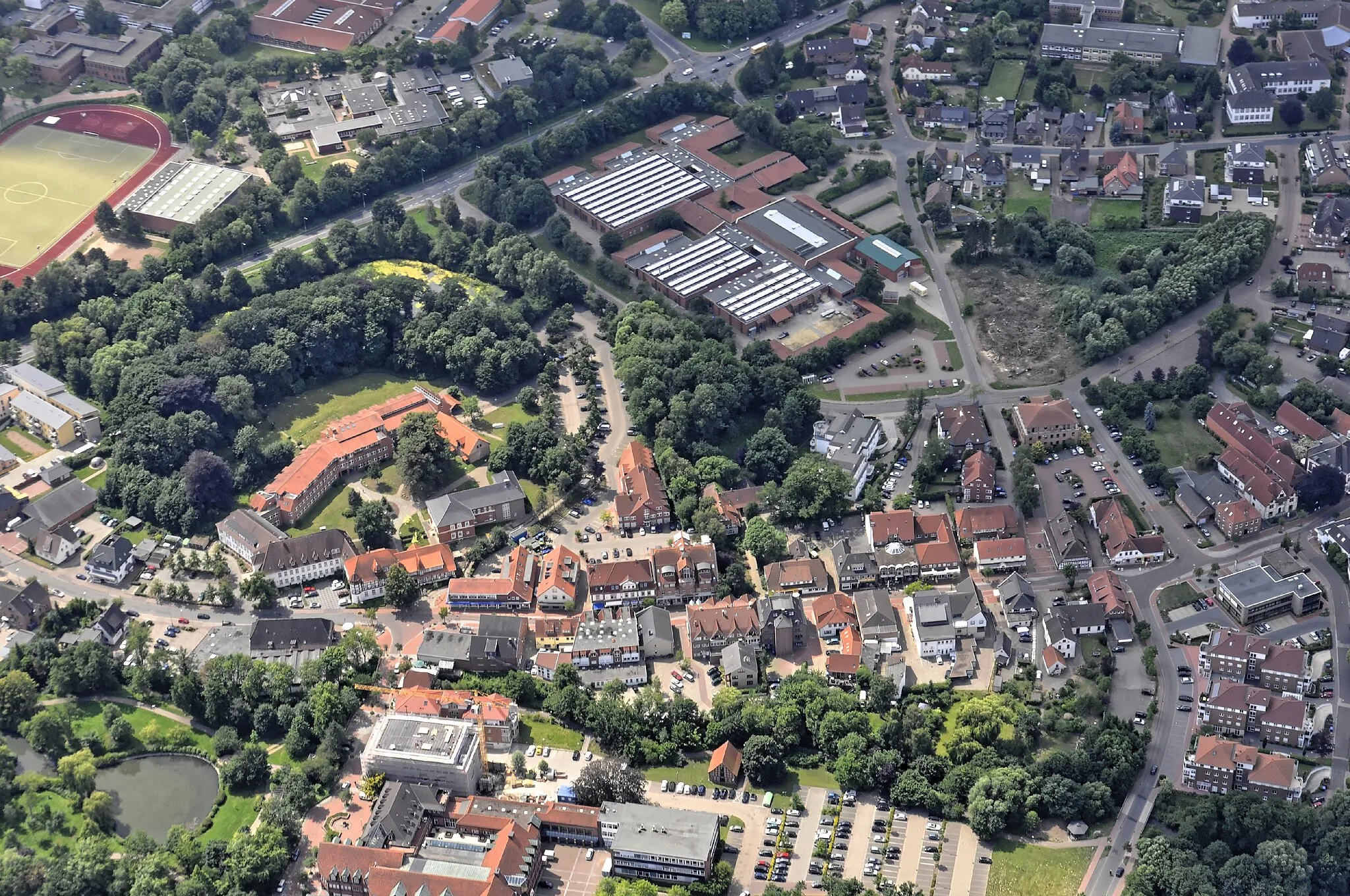 Photo showing: Bilder vom Flug Nordholz-Hammelburg 2015: Blick von Osten auf Syke; in der Bildmitte oben die hellen Dächer der Gebäude der Berufsbildenden Schule Syke; Bildmitte links mit roten Dach der alte Amtshof; vorn links der Mühlenteich.