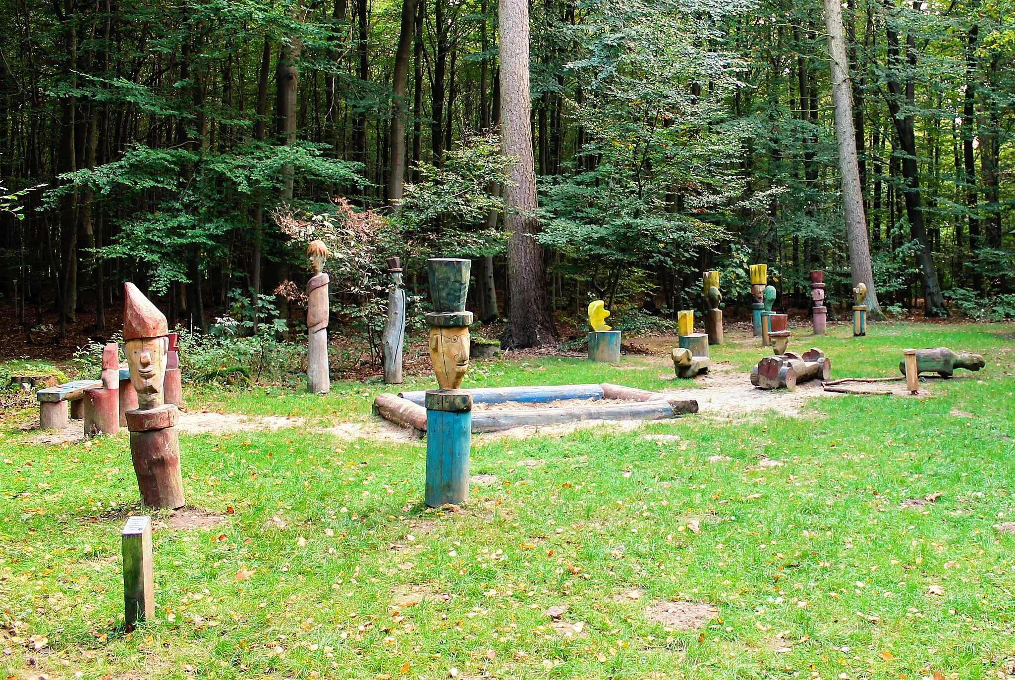 Photo showing: Wald-Weg-Zeichen, Syke 2014 (dauerhaft ausgestellt im öffentlichen Raum).